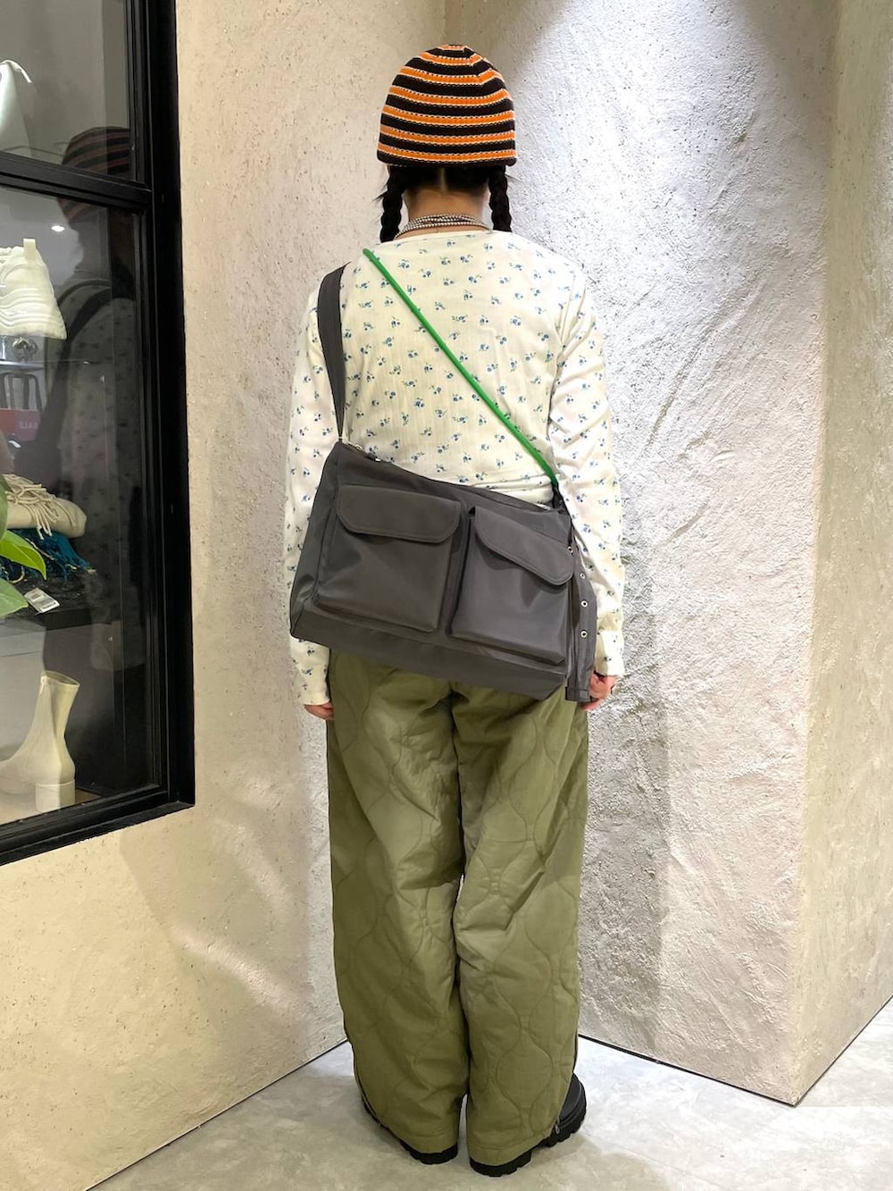グリーン系のその他パンツ、ブラック系のキャミソール、ブラック系のブーツを着用したレディースの冬コーディネートの5枚目の写真