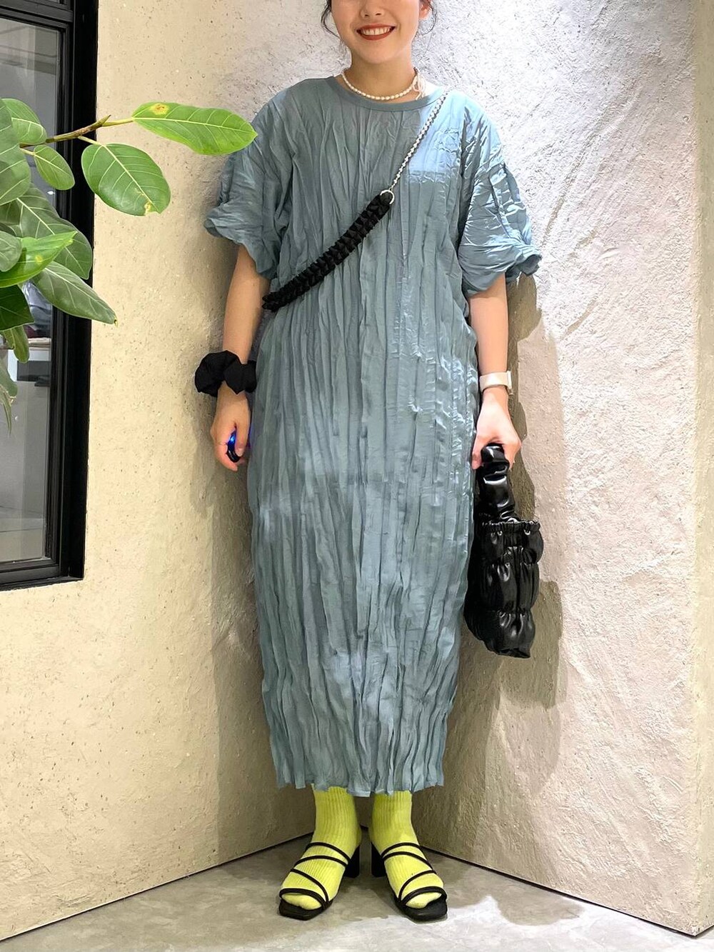 ブラック系のサンダル、ブラック系のショルダーバッグ、ブルー系のワンピースを着用したレディースの夏コーディネートの3枚目の写真