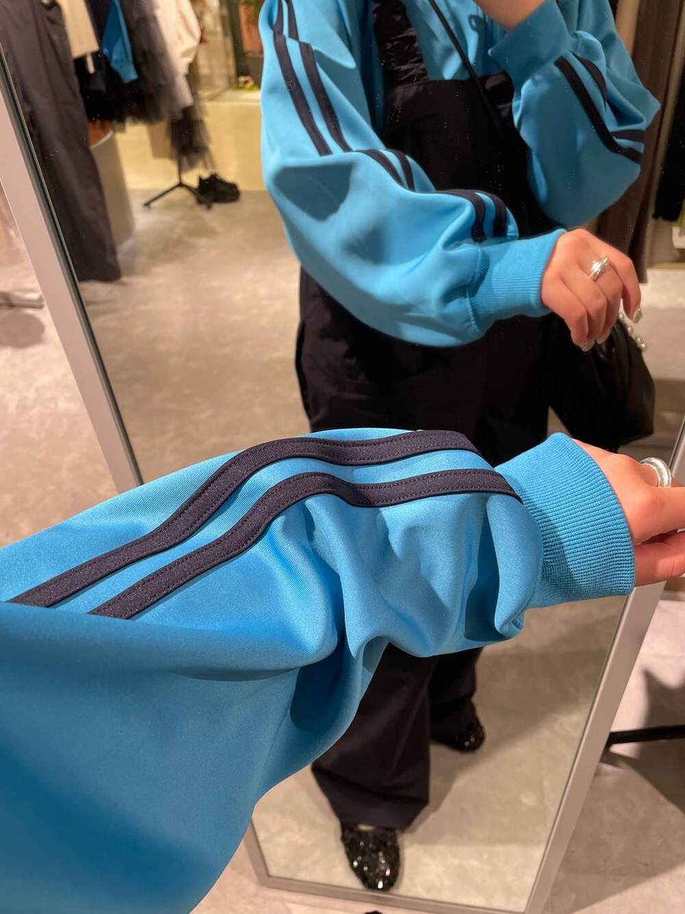 ブラック系のショルダーバッグ、ブルー系のサロペット/オーバーオール、ブルー系のTシャツ/カットソーを着用したレディースの春コーディネートの9枚目の写真