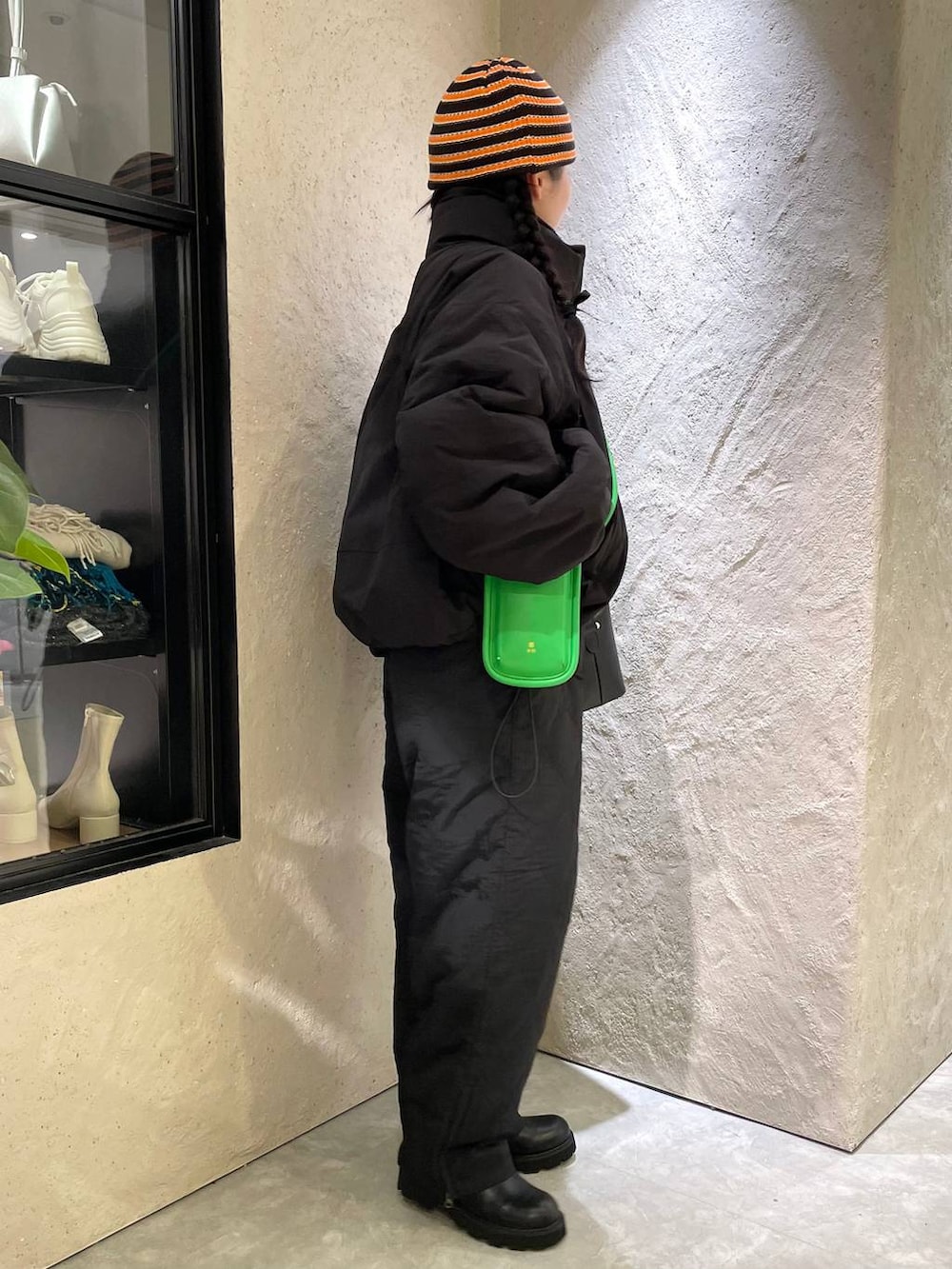 ブラック系のその他パンツ、ブラック系のその他アウター、ブラック系のブーツを着用したレディースの冬コーディネートの9枚目の写真