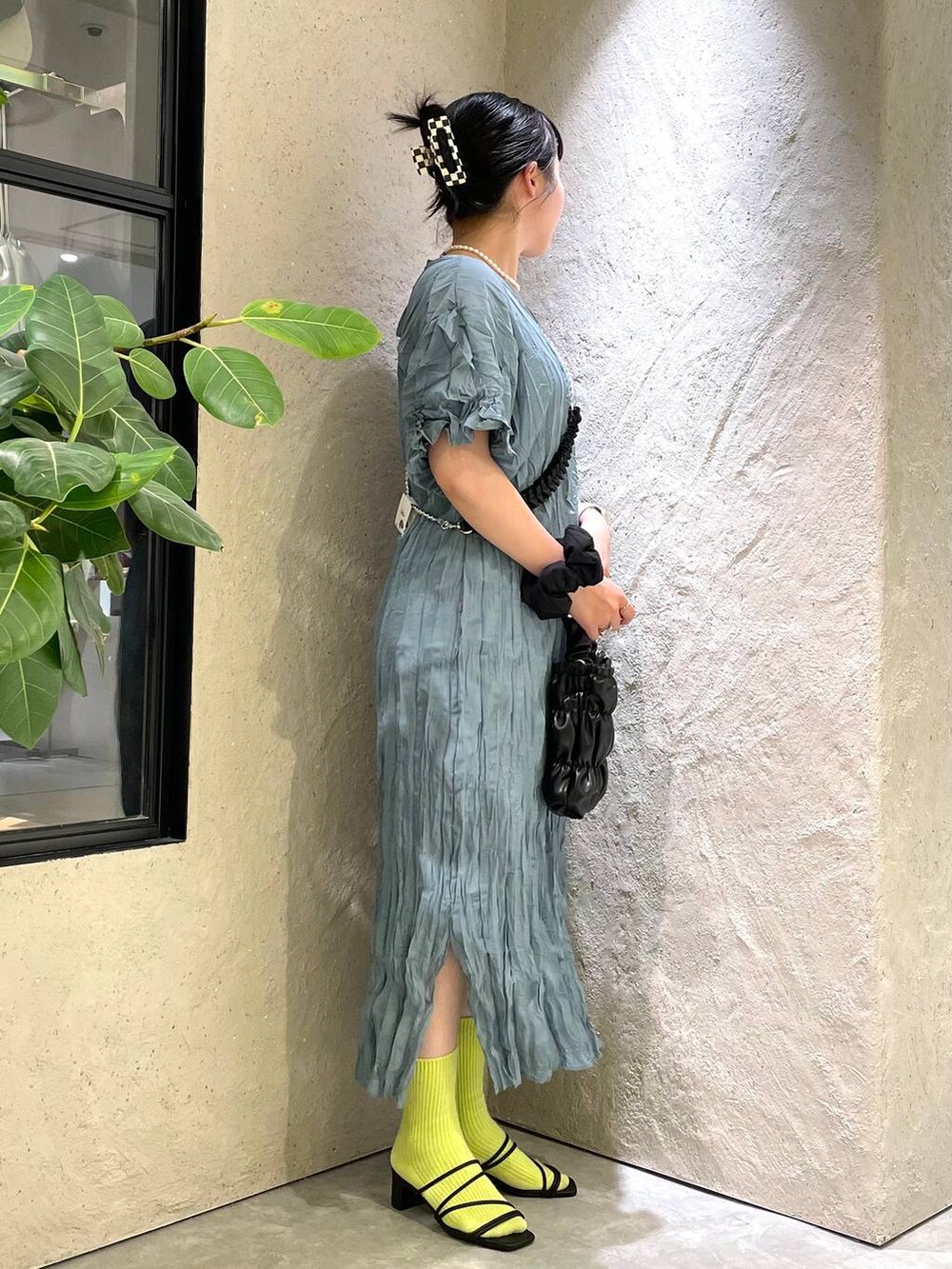 ブラック系のサンダル、ブラック系のショルダーバッグ、ブルー系のワンピースを着用したレディースの夏コーディネートの6枚目の写真