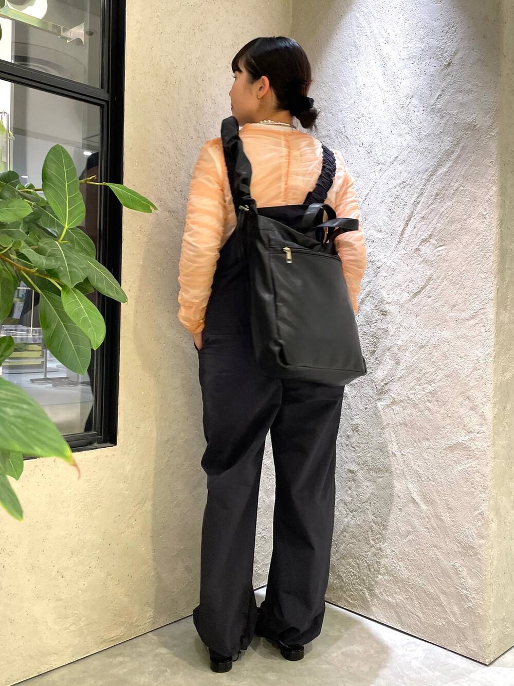 ブラック系のトートバッグ、ブラック系のパンプス、ピンク系のシャツ/ブラウスを着用したレディースの春コーディネートの5枚目の写真