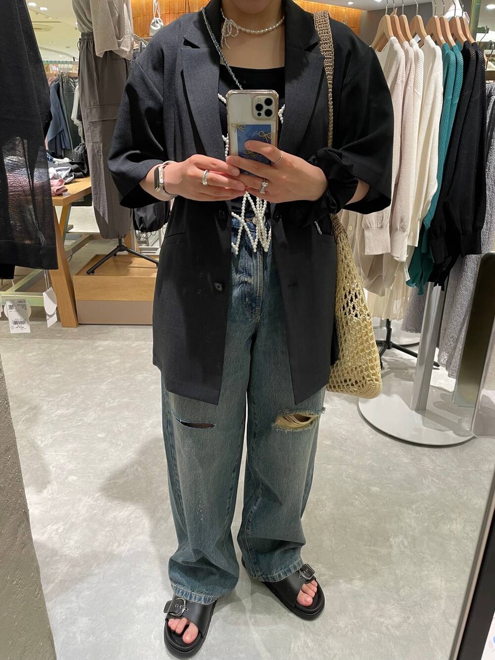 ベージュ系のショルダーバッグ、ブラック系のTシャツ/カットソー、ブルー系のデニムパンツを着用したレディースの夏コーディネートの8枚目の写真