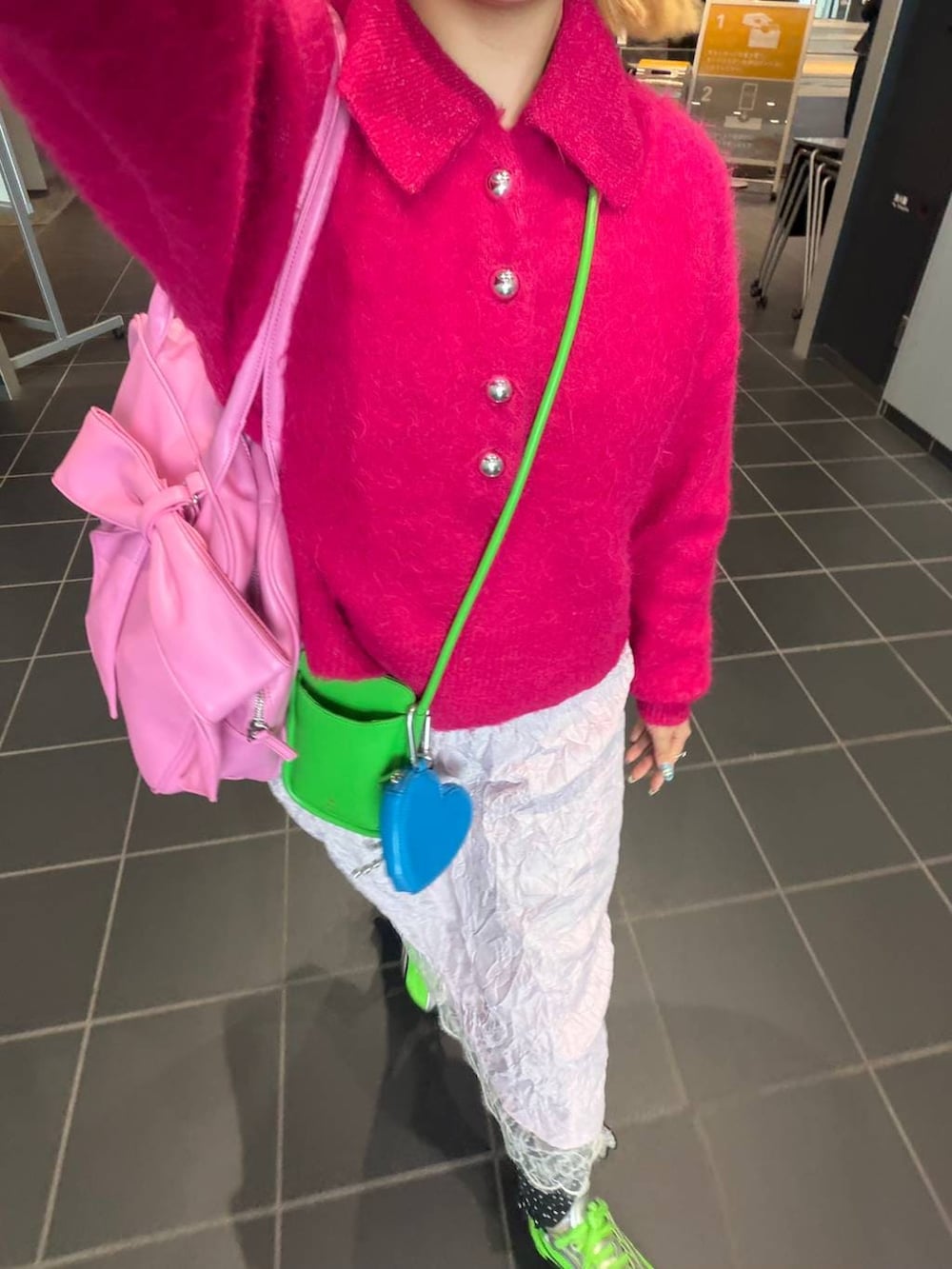 ピンク系のボストンバッグを着用したレディースの冬コーディネートの5枚目の写真