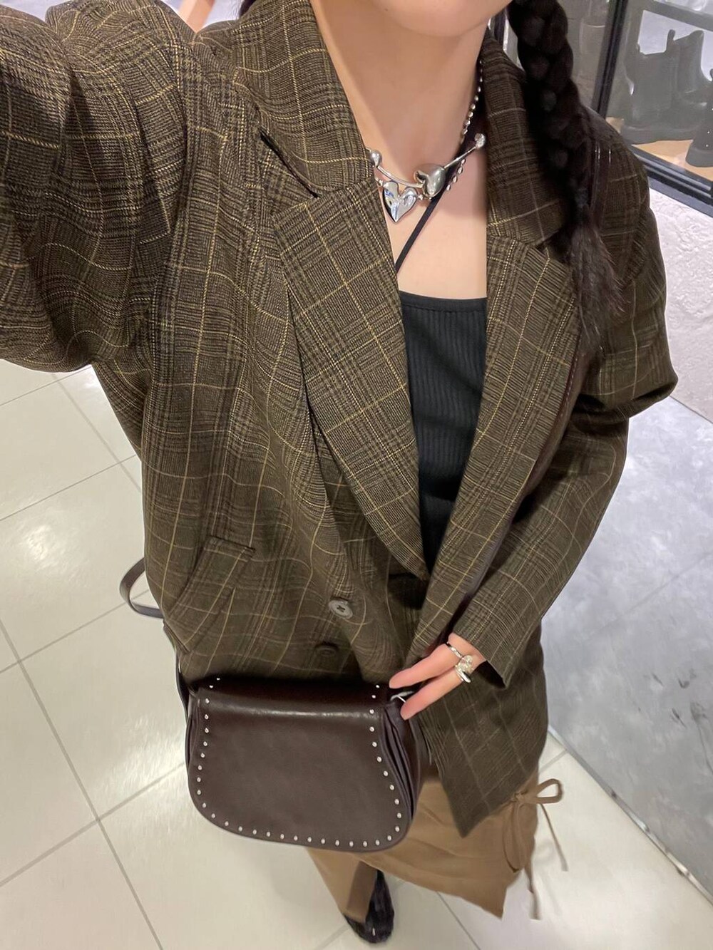 その他のテーラードジャケット、ブラウン系のショルダーバッグ、ブラウン系のその他パンツを着用したレディースの秋コーディネートの6枚目の写真