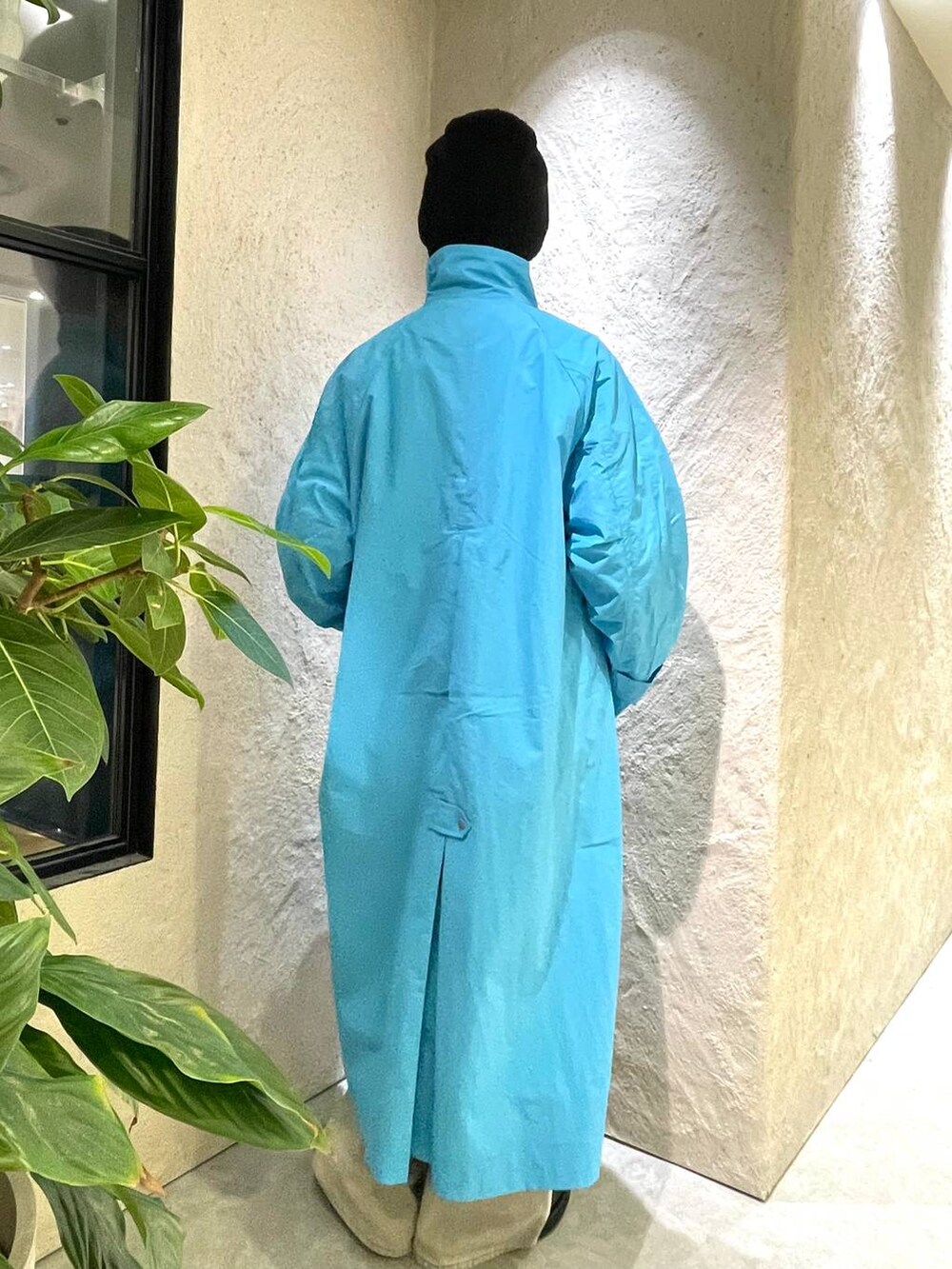 ホワイト系のシャツ/ブラウス、ブラック系のブーツ、その他のデニムパンツを着用したレディースの冬コーディネートの6枚目の写真