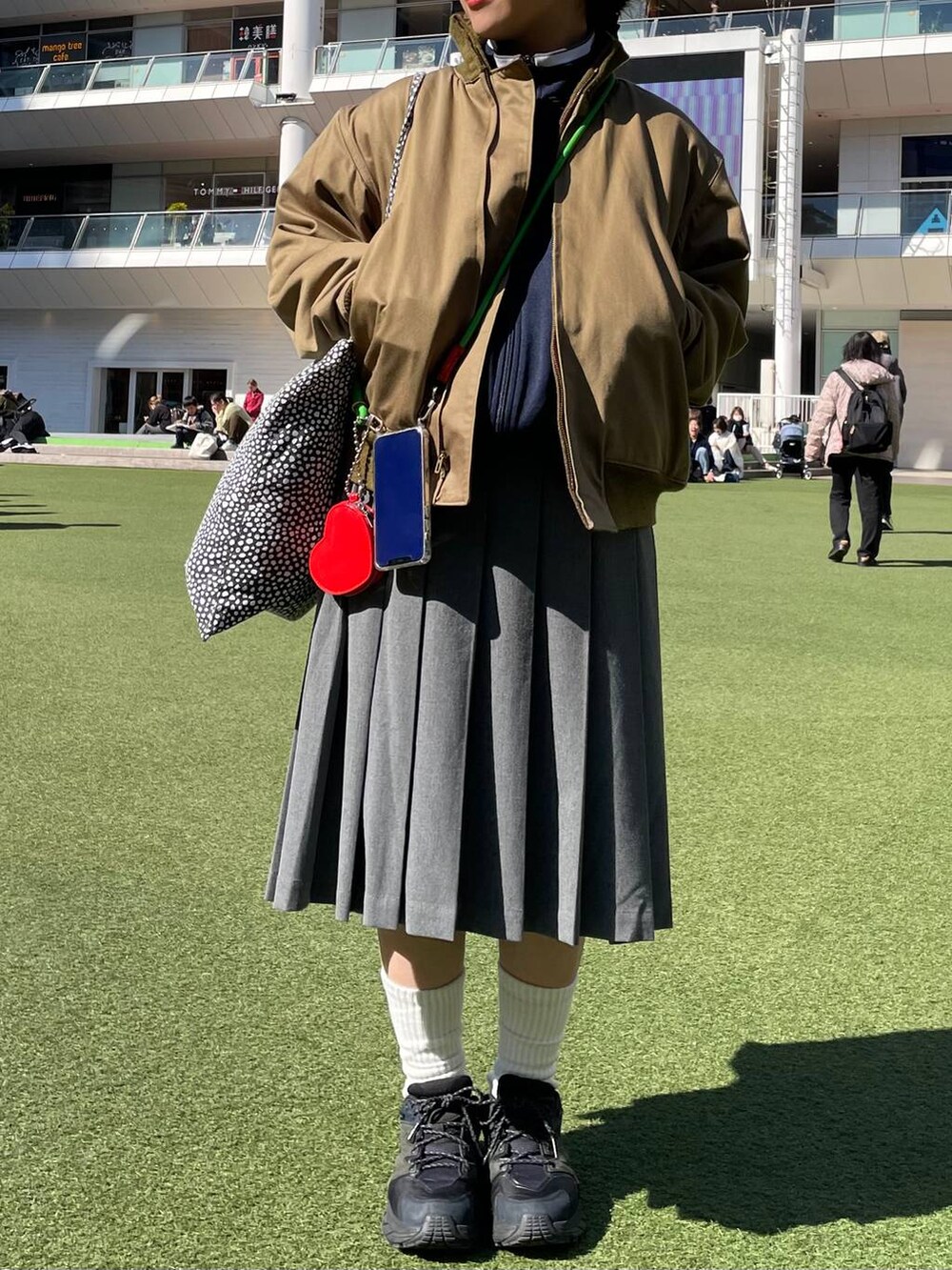 グレー系のスカートを着用したレディースの春コーディネートの3枚目の写真