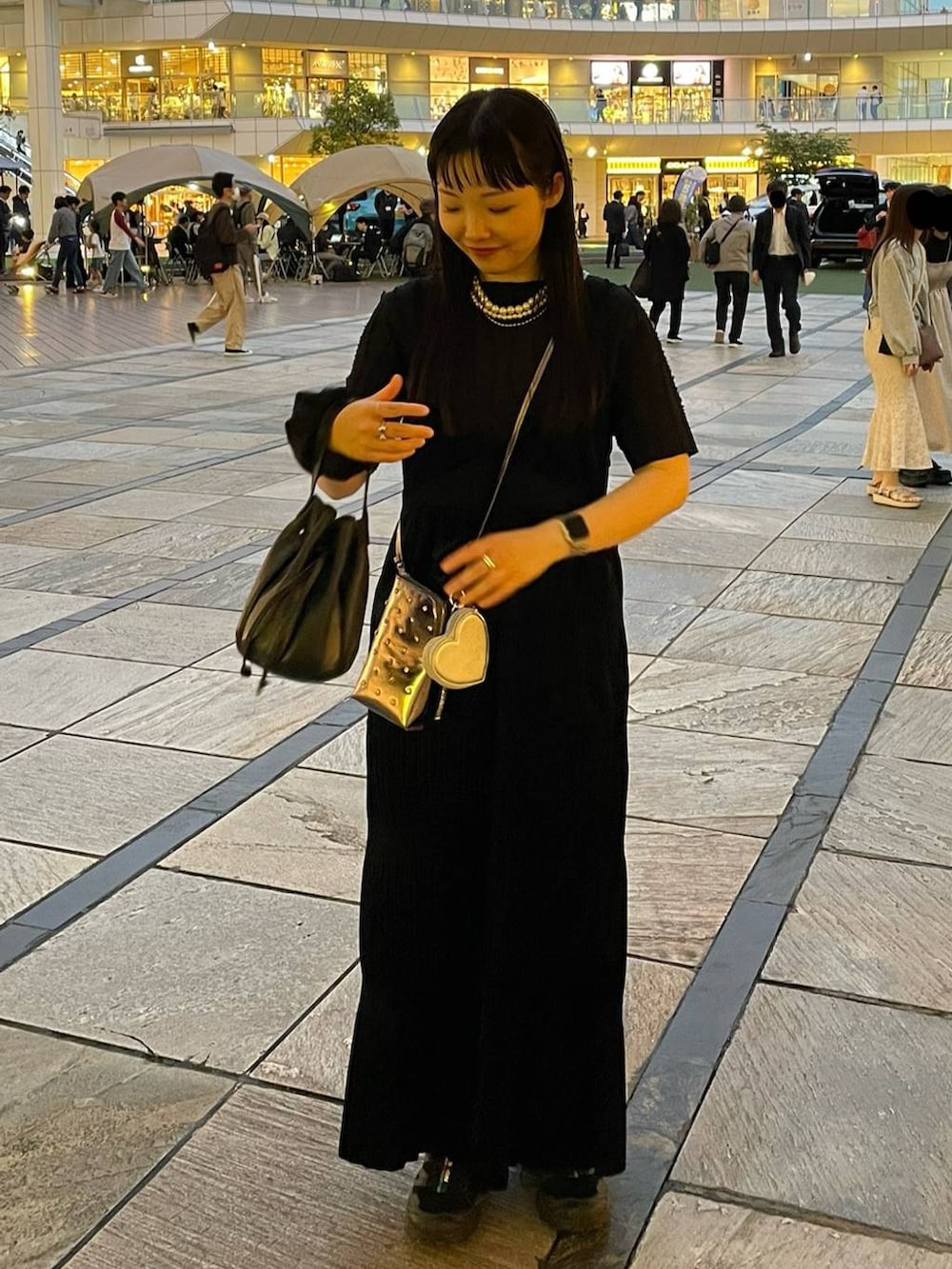「個性派、ヴィンテージ、カジュアル、春コーデ、着痩せ、差し色コーデ、高見え、ラフ、ミリタリー、LOWRYS FARM、着痩せ・細見え」｜「Me%の【ストラップシート付き】ハートポーチハンドルストラップ 211941（スマホグッズ、シルバー系）」を使った、kureha さん（レディース・158cm）の春コーディネートの5枚目の写真
