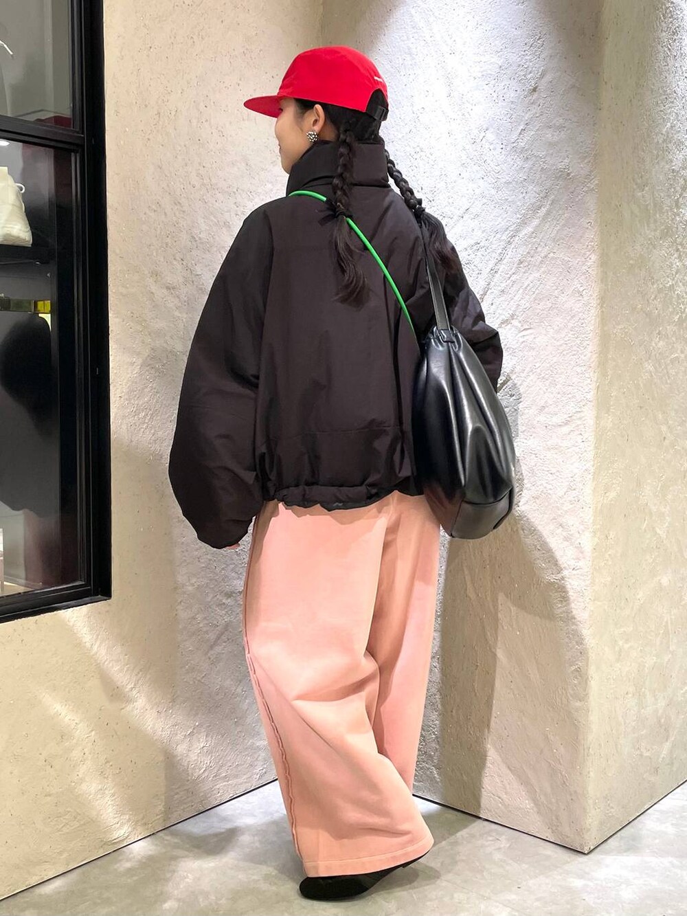 「ミリタリー、LOWRYS FARM、着痩せ・細見え、個性派、ヴィンテージ、カジュアル、春コーデ、着痩せ、差し色コーデ、高見え、ラフ」|「LOWRYS FARMのモンスターショートコート 128076(その他アウター、ブラック系)」を使った、kureha さん(レディース・158cm)の冬コーディネートの6枚目の写真