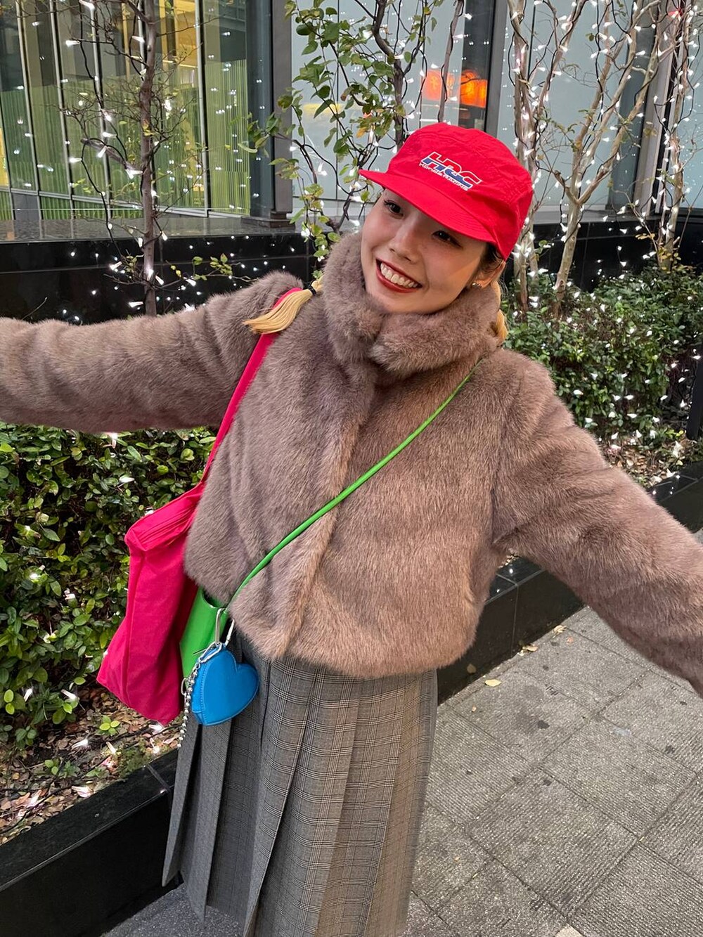 グレー系のスカート、ホワイト系のTシャツ/カットソー、ベージュ系のその他アウターを着用したレディースの秋コーディネートの7枚目の写真