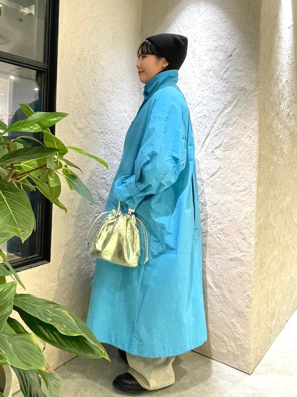 ホワイト系のシャツ/ブラウス、ブラック系のブーツ、その他のデニムパンツを着用したレディースの冬コーディネートの5枚目の写真