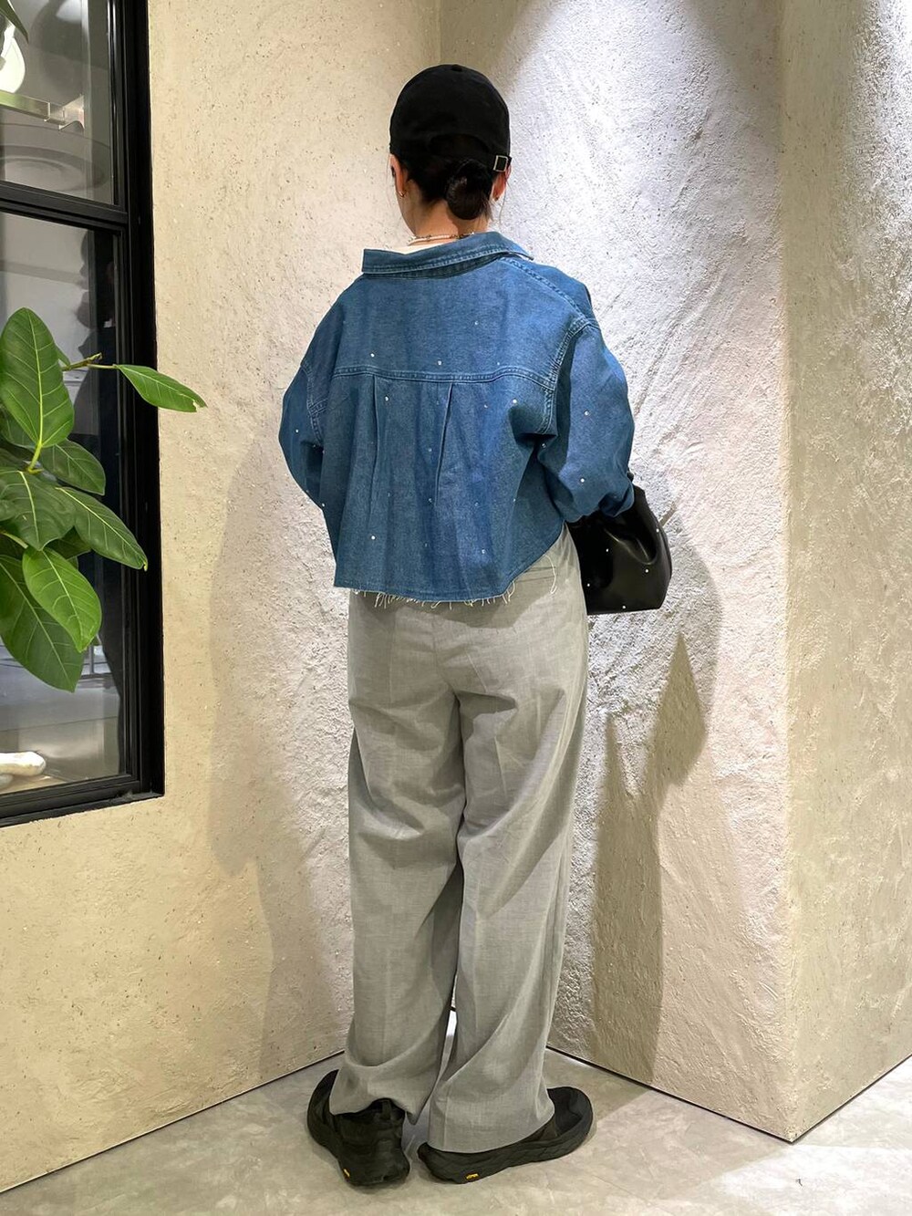 ブラック系のハンドバッグ、ブラック系のTシャツ/カットソー、ブルー系のシャツ/ブラウスを着用したレディースの春コーディネートの4枚目の写真