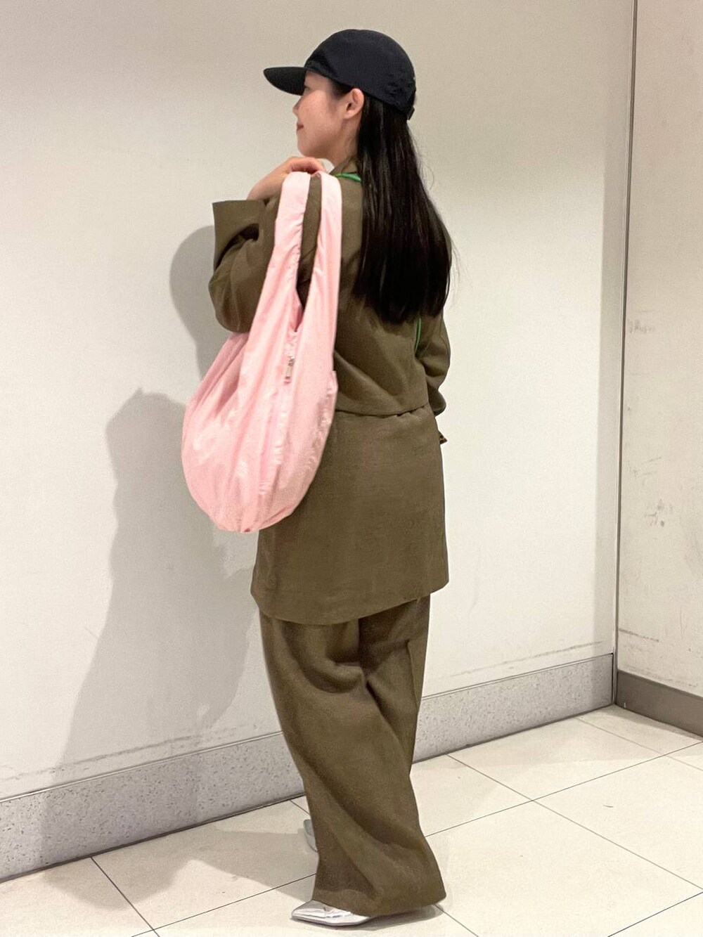 ブラウン系のスラックス、ブラウン系のテーラードジャケット、ブラウン系のキャミソールを着用したレディースの春コーディネートの3枚目の写真