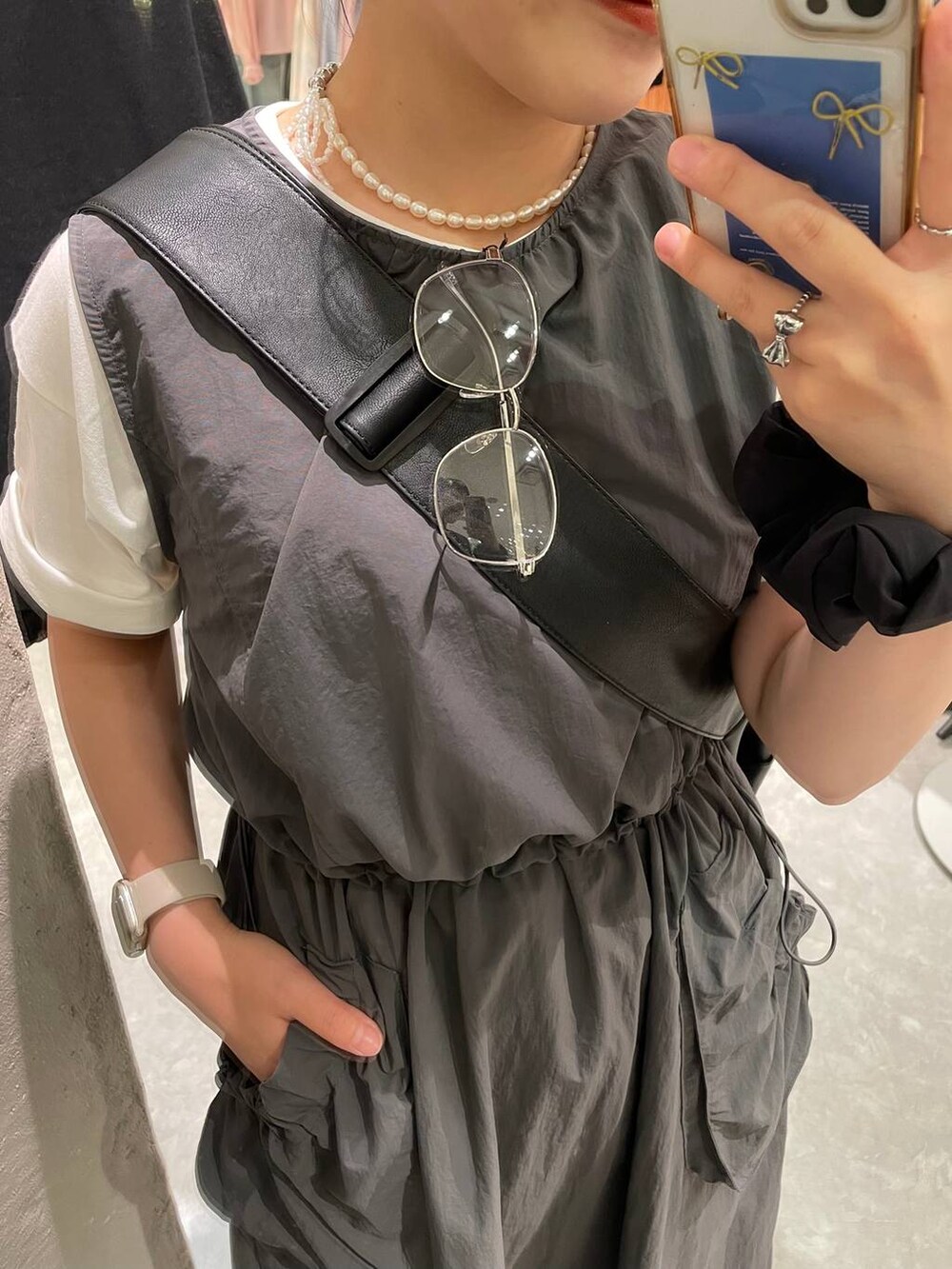 「LOWRYS FARM、着痩せ・細見え、Tシャツ、ワンピース、楽ちんコーデ、ローリーズスタイル_LOWRYS FARM、大人女子カジュアル_LOWRYS FARM、大人カジュアル、夏コーデ、スタッフヘア、サンダル、個性派、ヴィンテージ、カジュアル、春コーデ」|「LOWRYS FARMのポケツキドロストワンピースノースリーブ 113601(ワンピース、グレー系)」を使った、kureha さん(レディース・158cm)の夏コーディネートの7枚目の写真