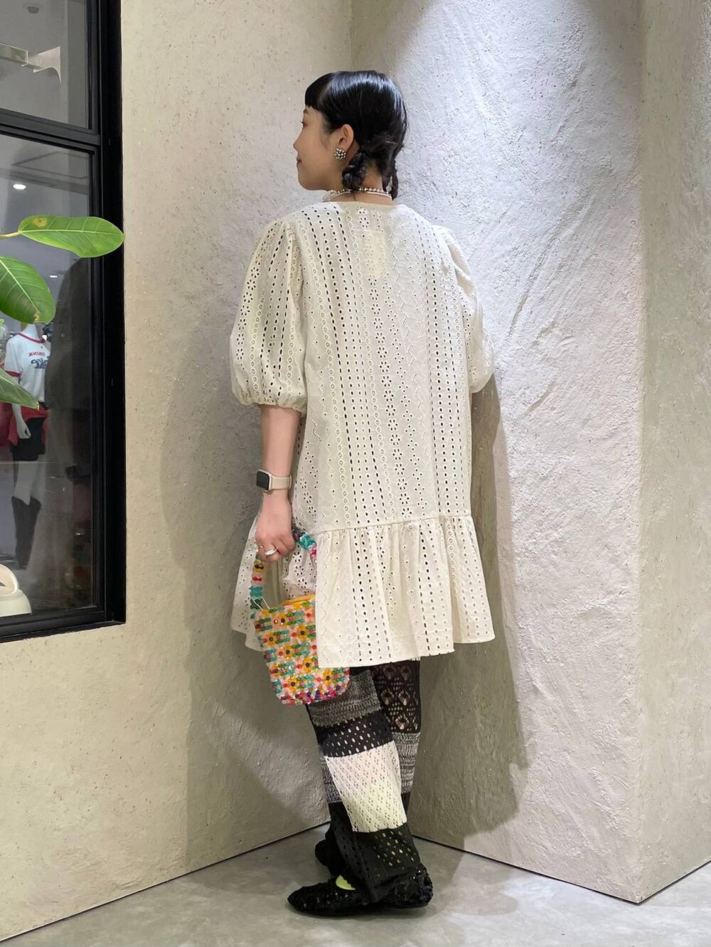 その他のその他パンツ、ブラック系のバレエシューズ、その他のハンドバッグを着用したレディースの夏コーディネートの4枚目の写真