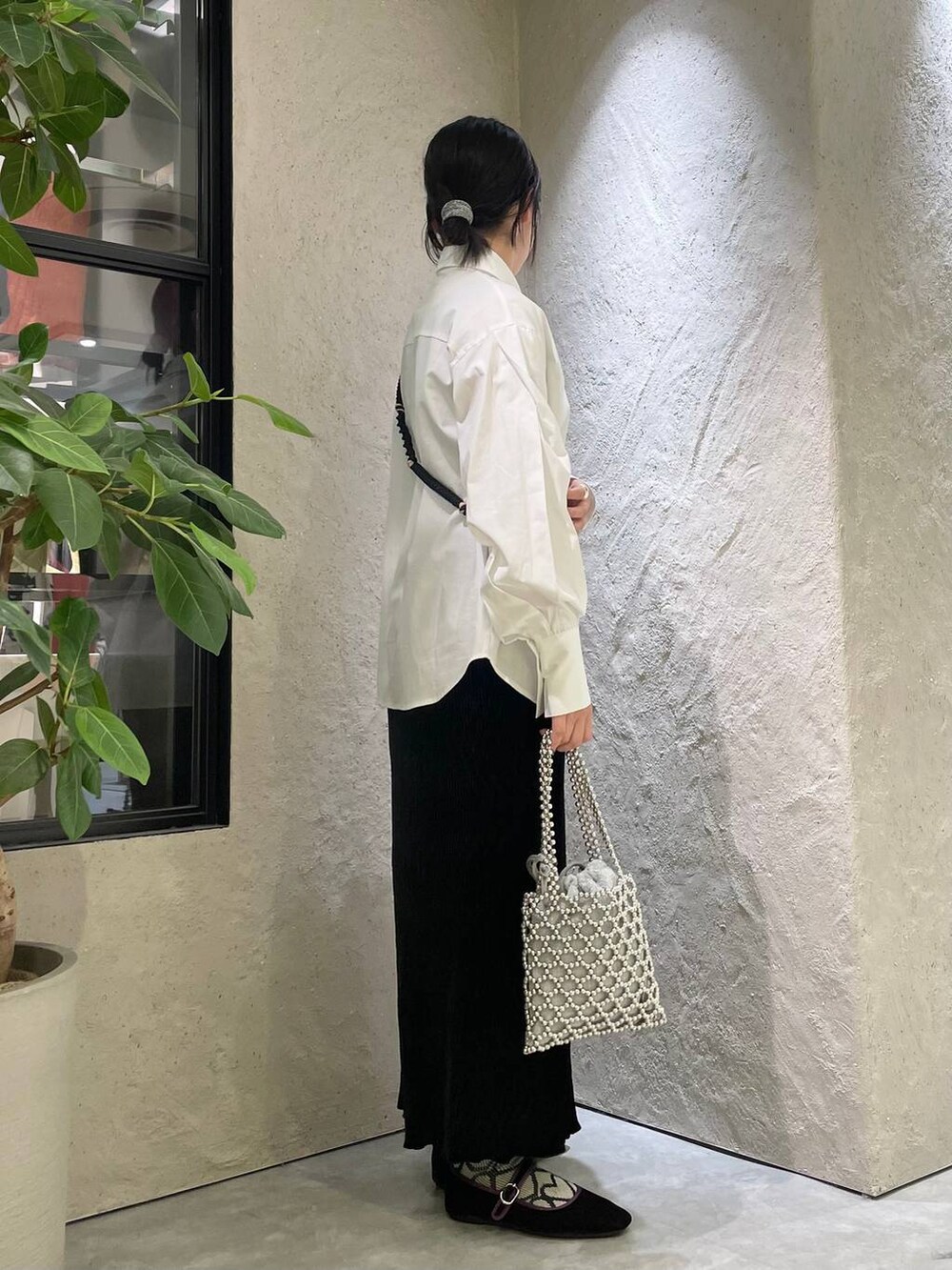 「LOWRYS FARM、着痩せ・細見え、高見え、個性派、ヴィンテージ、カジュアル、秋コーデ、着痩せ、差し色コーデ、ラフ、ミリタリー、シャツ、ブラウス、スカート、モバイルグッズ_Me%」｜「LOWRYS FARMのオックスフリルシャツＬＳ　965498（シャツ/ブラウス、ホワイト系）」を使った、kureha さん（レディース・158cm）の秋コーディネートの4枚目の写真
