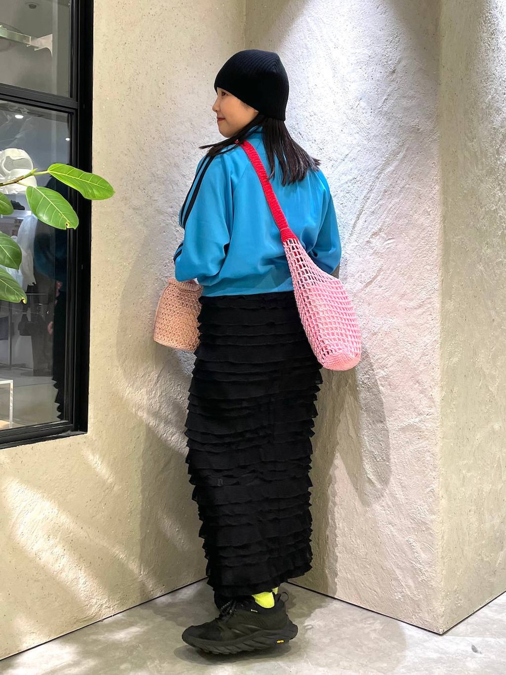 ピンク系のショルダーバッグ、ブルー系のTシャツ/カットソー、ブラック系のスカートを着用したレディースの春コーディネートの4枚目の写真