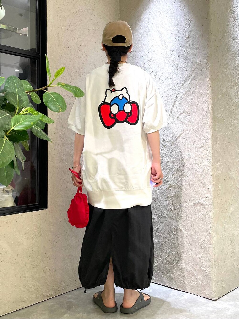 「個性派、ヴィンテージ、カジュアル、春コーデ、着痩せ、差し色コーデ、高見え、ラフ、ミリタリー、LOWRYS FARM、着痩せ・細見え、スウェット、スカート、ローリーズスタイル_LOWRYS FARM、大人女子カジュアル_LOWRYS FARM」｜「LOWRYS FARMのアマオリデニムスカート 111684（デニムスカート、ブラック系）」を使った、kureha さん（レディース・158cm）の夏コーディネートの3枚目の写真