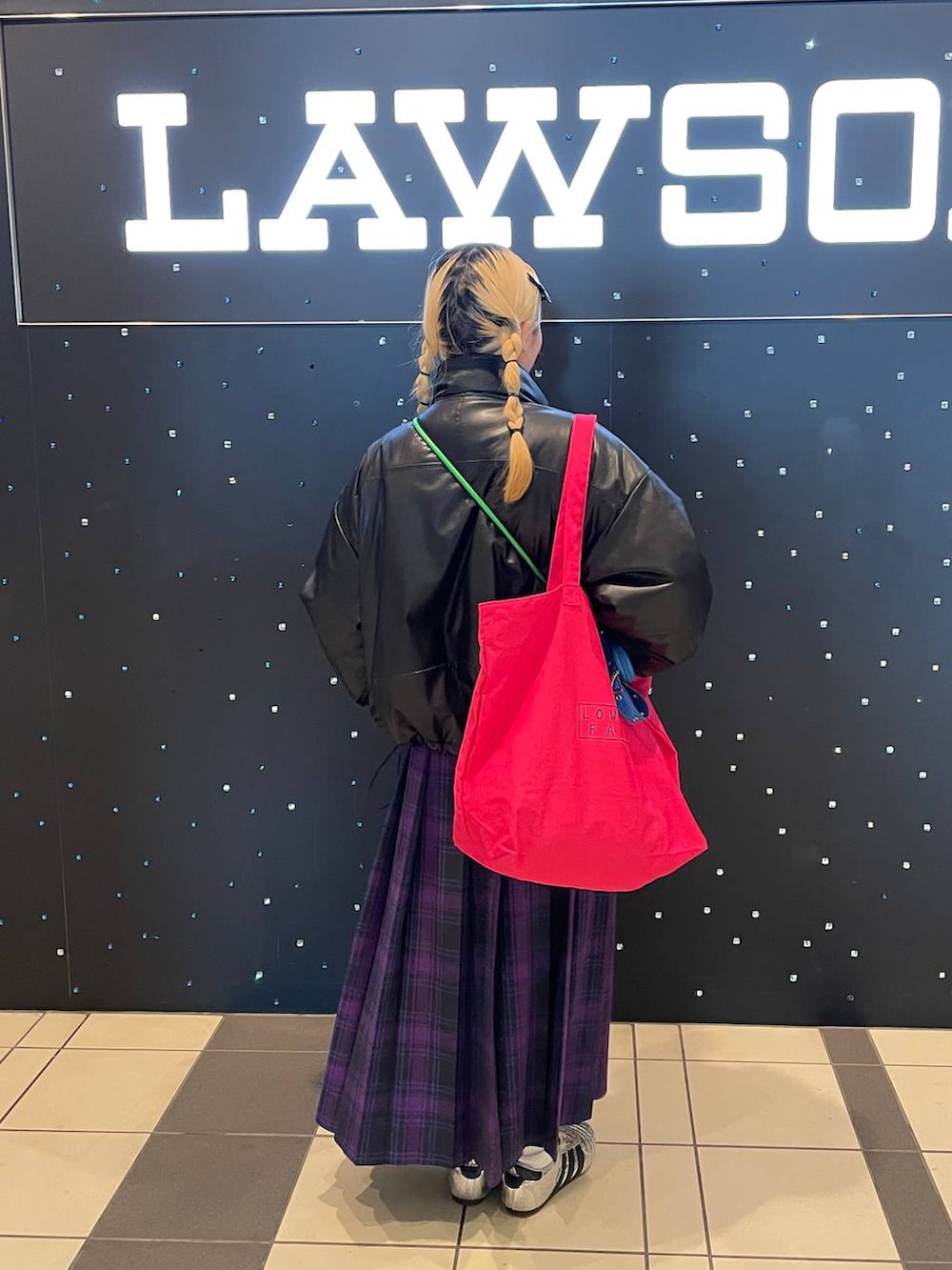 パープル系のスカート、ブラック系のブルゾン、シルバー系のリングを着用したレディースの秋コーディネートの6枚目の写真