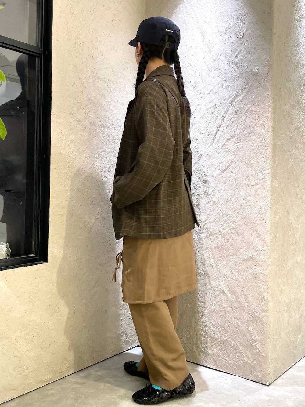 その他のテーラードジャケット、ブラウン系のショルダーバッグ、ブラウン系のその他パンツを着用したレディースの秋コーディネートの3枚目の写真