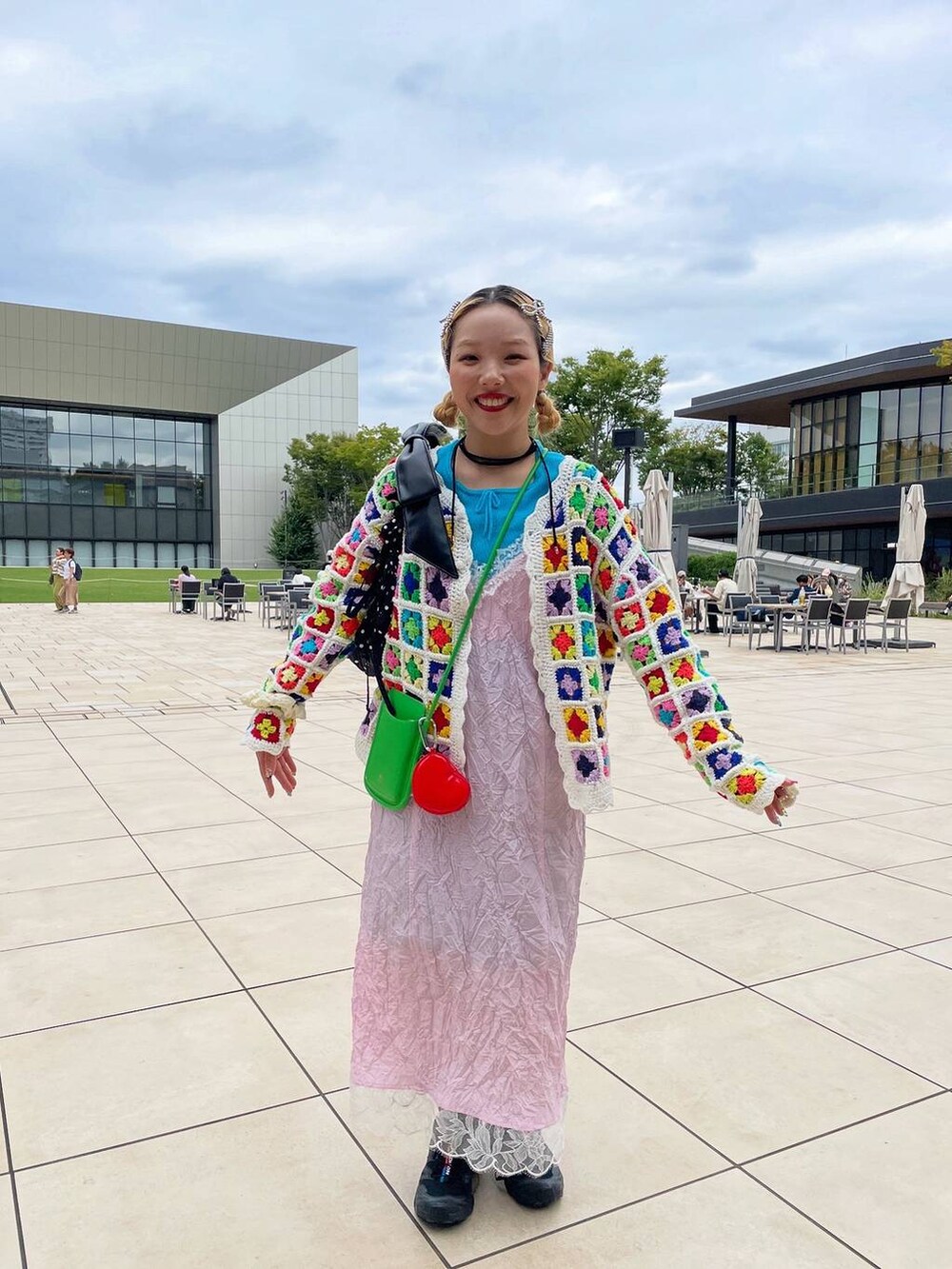 ブラック系のショルダーバッグ、グレー系のヘアピン、ブラック系のネックレスを着用したレディースの秋コーディネートの7枚目の写真