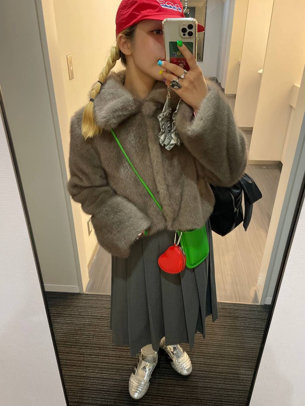 グレー系のスカート、ホワイト系のTシャツ/カットソー、ベージュ系のその他アウターを着用したレディースの秋コーディネートの5枚目の写真