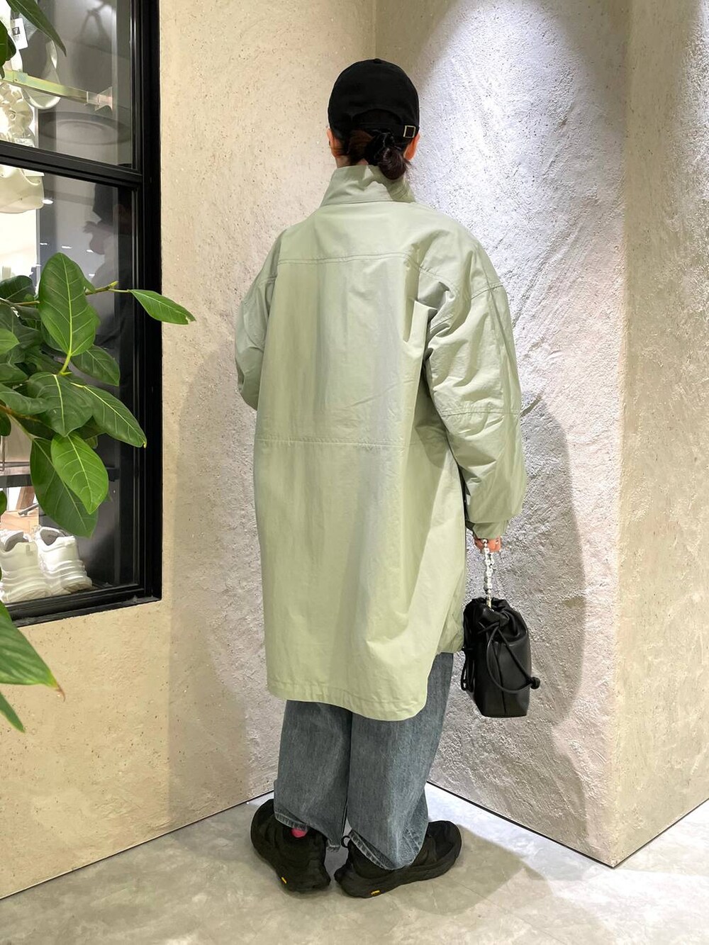 ブラック系のショルダーバッグ、ブルー系のデニムパンツ、ブルー系のシャツ/ブラウスを着用したレディースの春コーディネートの5枚目の写真