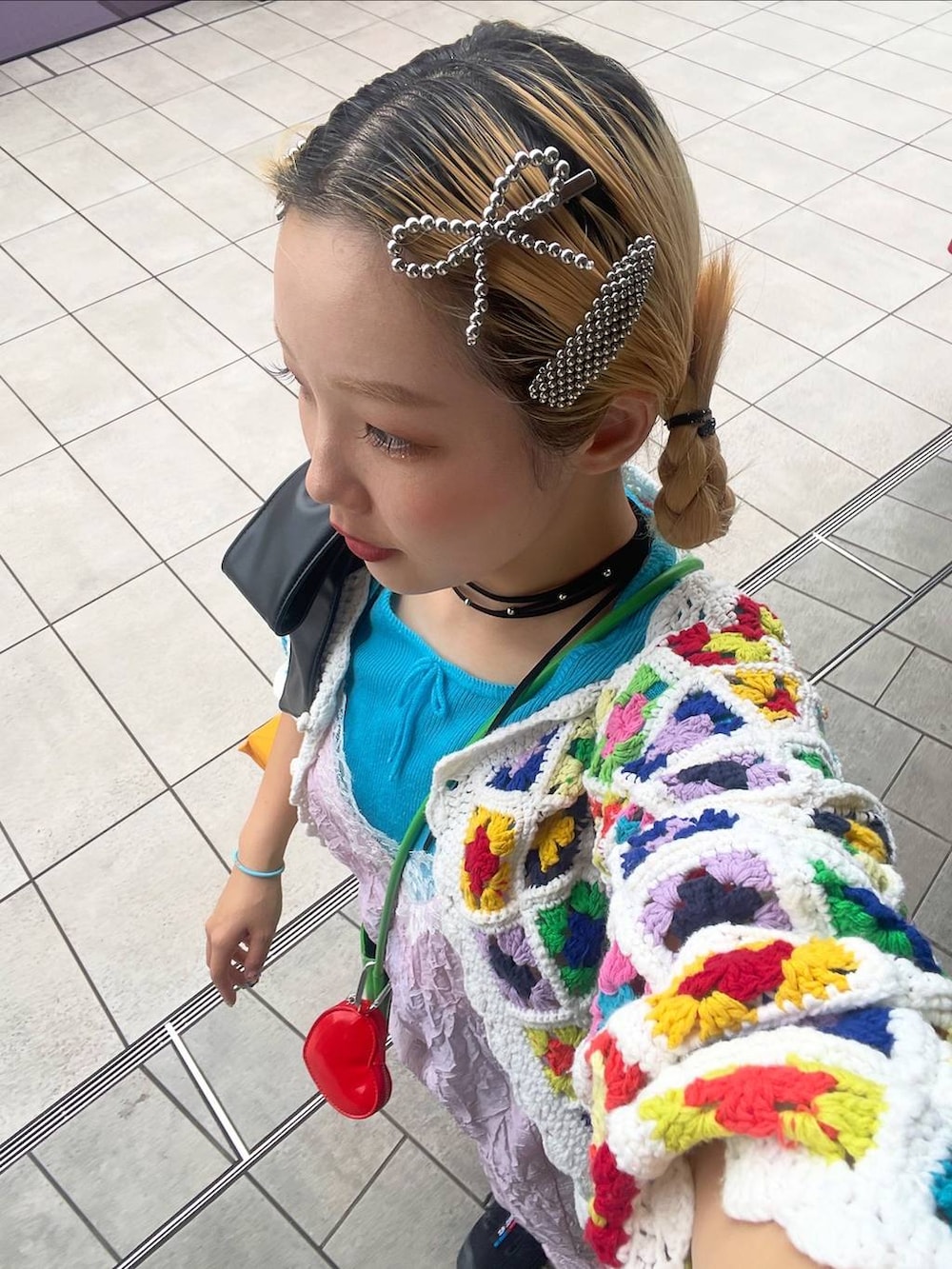 ブラック系のショルダーバッグ、グレー系のヘアピン、ブラック系のネックレスを着用したレディースの秋コーディネートの9枚目の写真