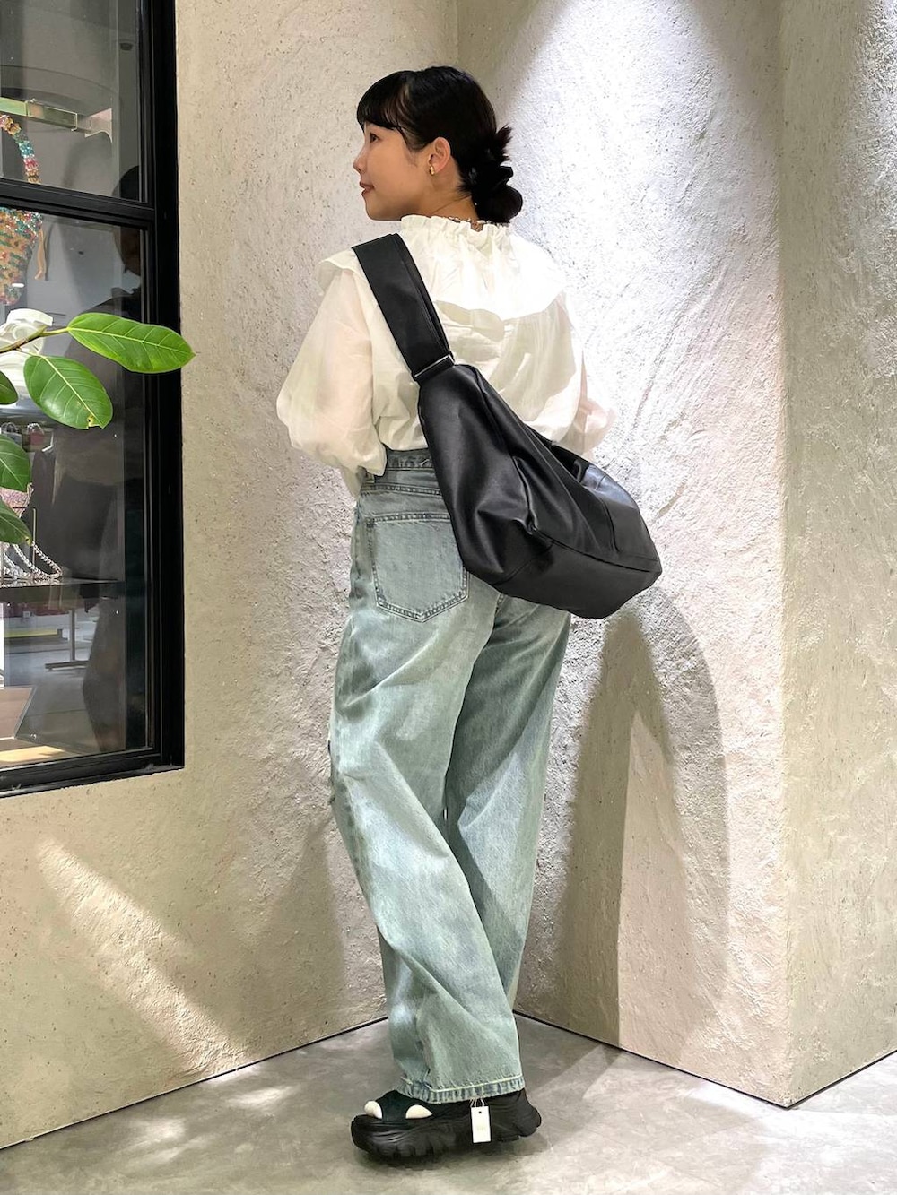 「個性派、ヴィンテージ、カジュアル、春コーデ、高見え、ラフ、ミリタリー、LOWRYS FARM、着痩せ・細見え、ブラウス、デニムパンツ、サンダル、ローリーズスタイル_LOWRYS FARM、大人女子カジュアル_LOWRYS FARM、春服みてみて」|「LOWRYS FARMのレースアップスポサン 104934(サンダル、ブラック系)」を使った、kureha さん(レディース・158cm)の春コーディネートの3枚目の写真
