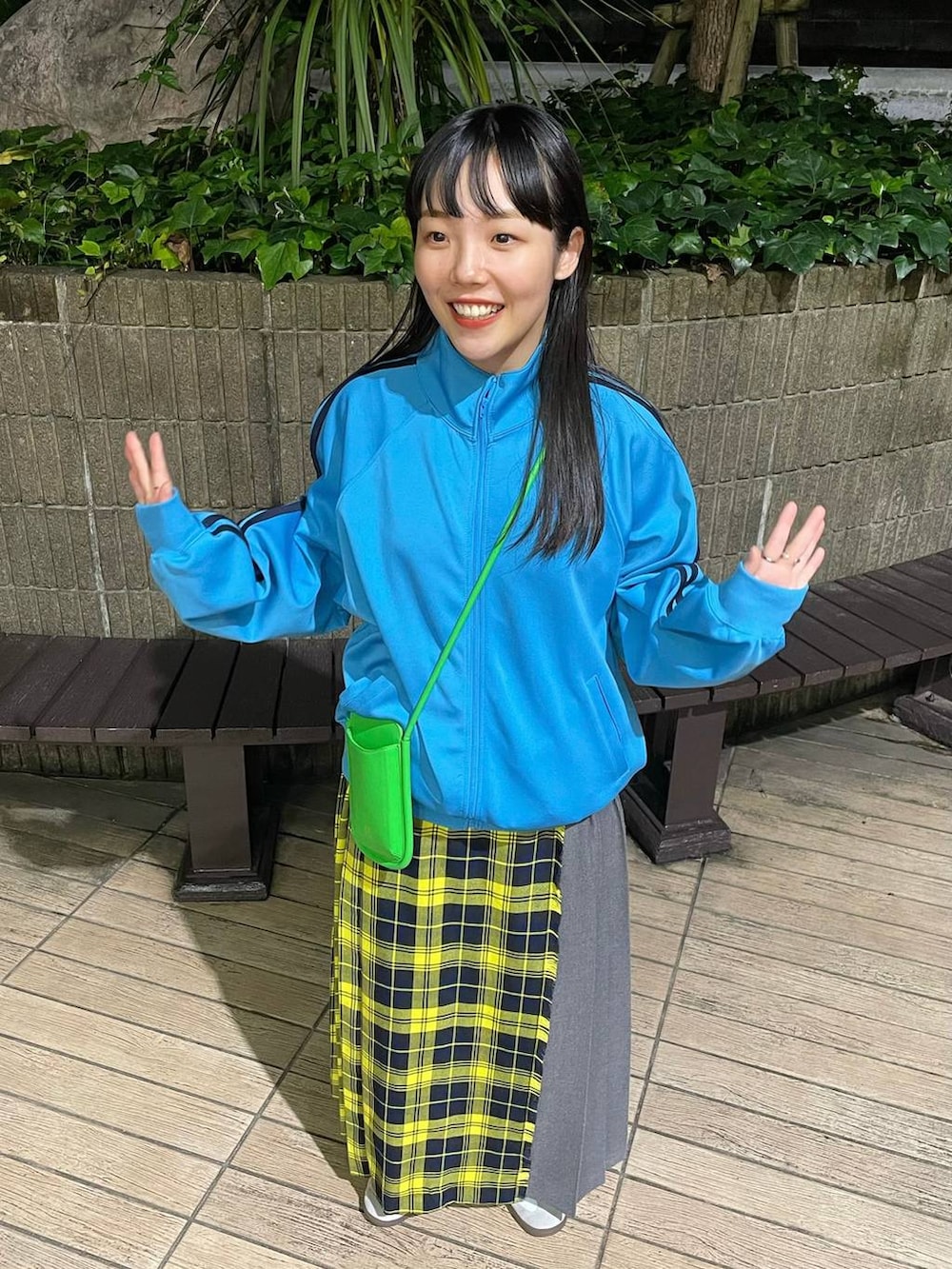 ホワイト系のスニーカー、イエロー系のスカート、ブルー系のTシャツ/カットソーを着用したレディースの秋コーディネートの3枚目の写真