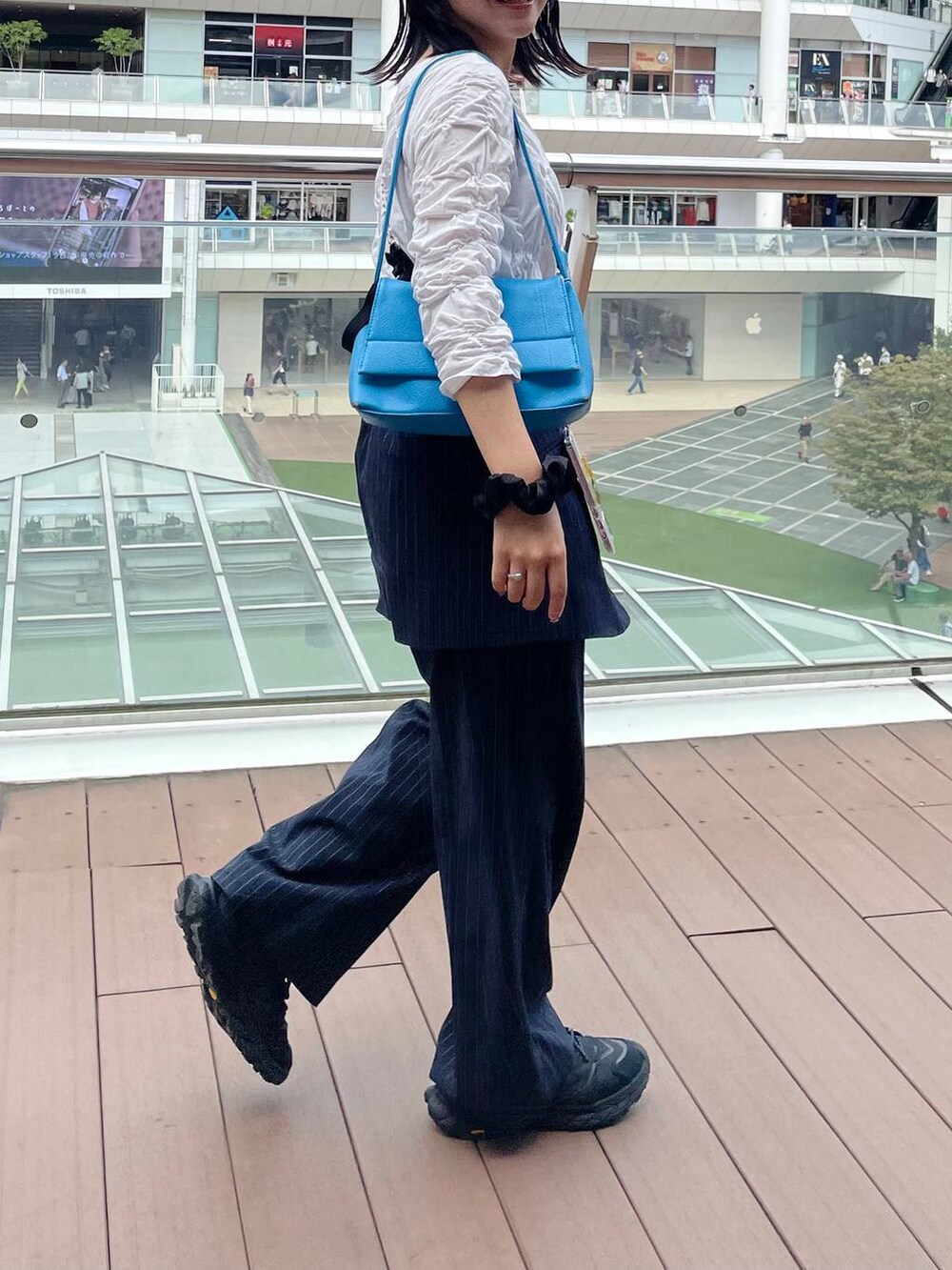 ブルー系のスラックス、その他のイヤリング、シルバー系のリングを着用したレディースの秋コーディネートの6枚目の写真