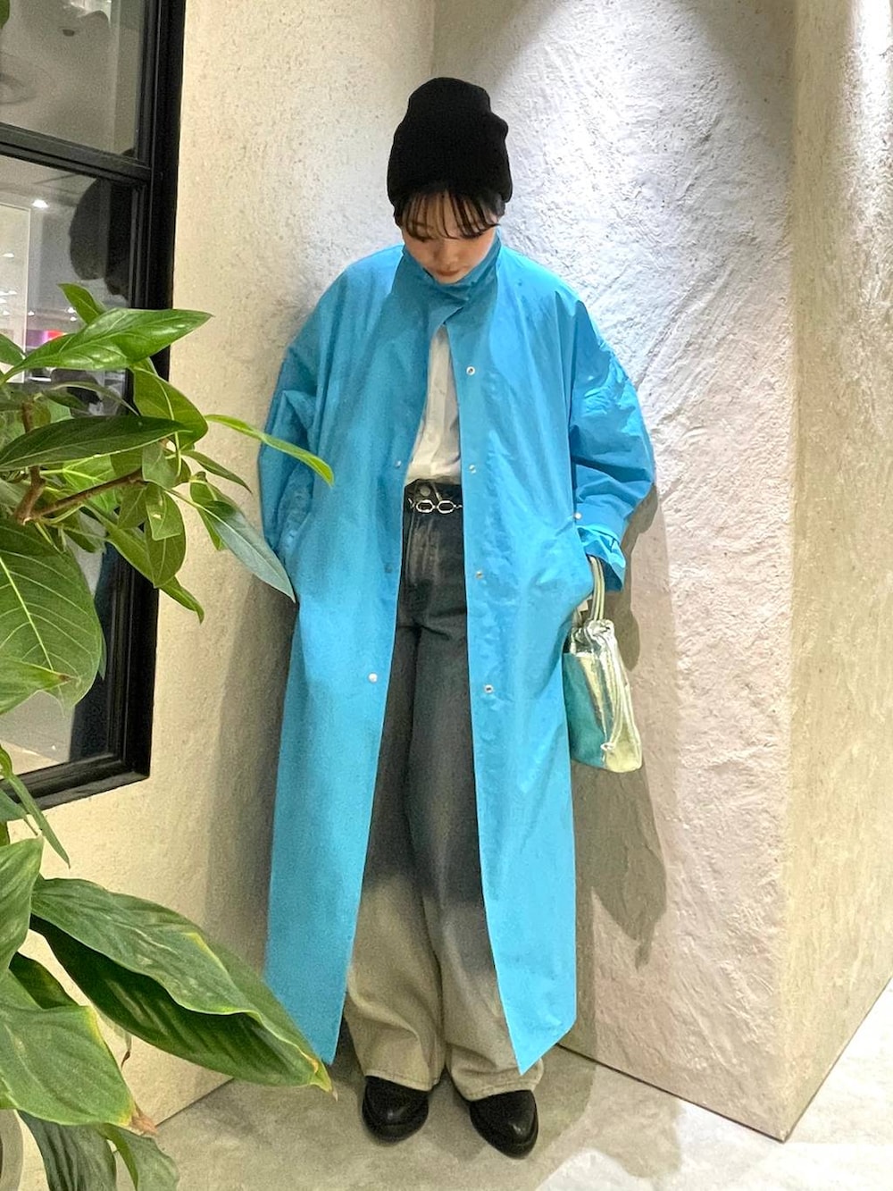 ホワイト系のシャツ/ブラウス、ブラック系のブーツ、その他のデニムパンツを着用したレディースの冬コーディネートの3枚目の写真