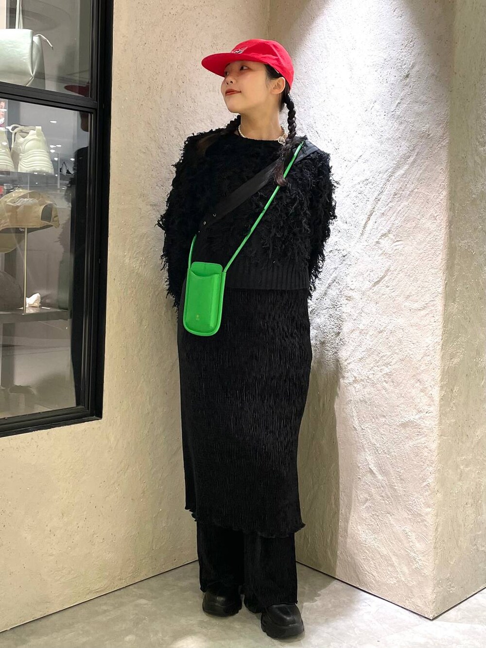 「個性派、ヴィンテージ、カジュアル、春コーデ、着痩せ、差し色コーデ、高見え、ラフ、ミリタリー、LOWRYS FARM、着痩せ・細見え、コート、アウター、冬コーデ、冬アウター」|「LOWRYS FARMのウールライクスタンドコート 116473(ステンカラーコート、ブラック系)」を使った、kureha さん(レディース・158cm)の秋コーディネートの6枚目の写真