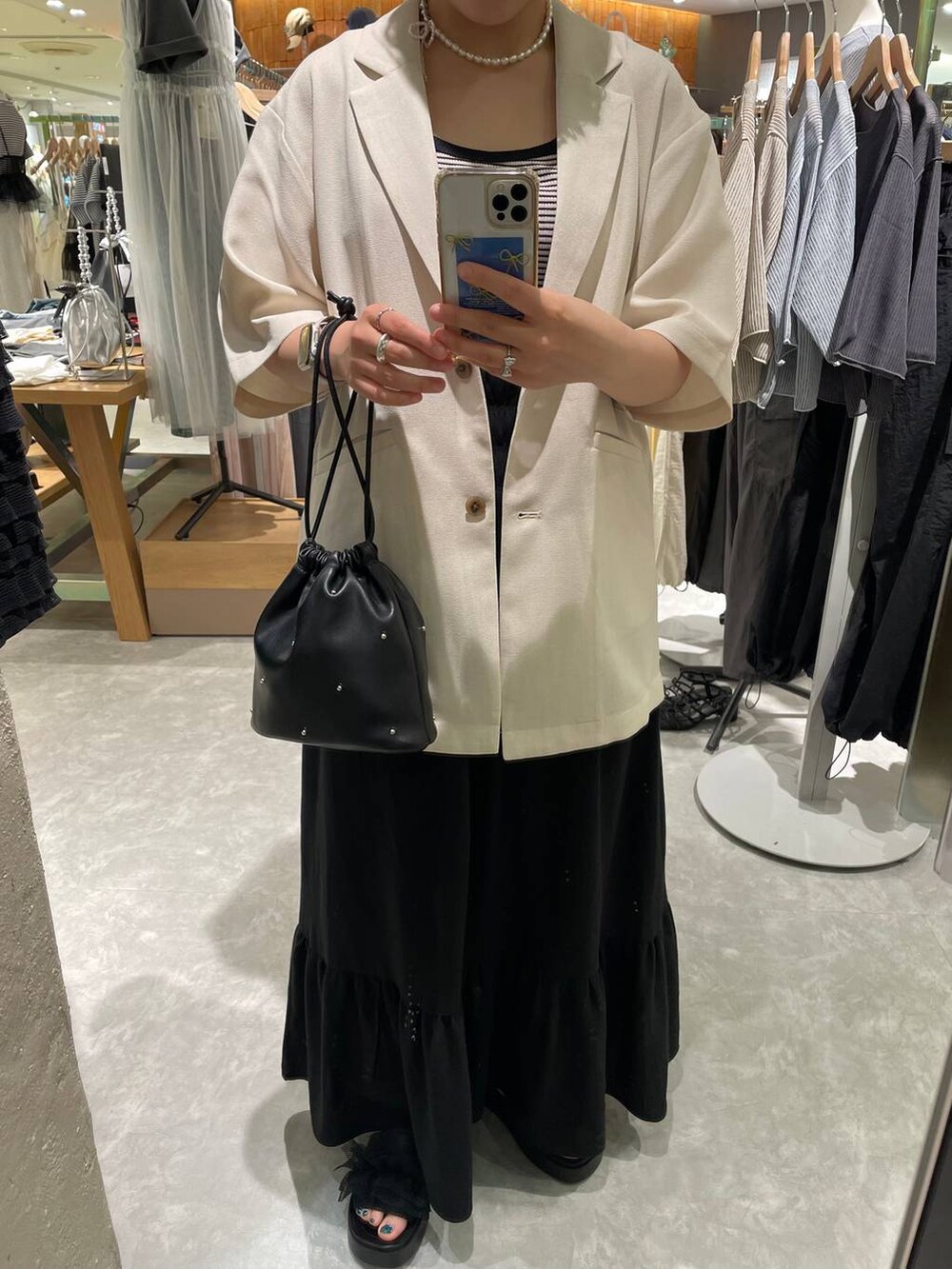 「個性派、ヴィンテージ、カジュアル、春コーデ、着痩せ、差し色コーデ、高見え、ラフ、ミリタリー、LOWRYS FARM、着痩せ・細見え、ジャケット、スカート、ワンピース、ローリーズスタイル_LOWRYS FARM」|「LOWRYS FARMのカンドウフィットフリル 105198(サンダル、ブラック系)」を使った、kureha さん(レディース・158cm)の夏コーディネートの7枚目の写真