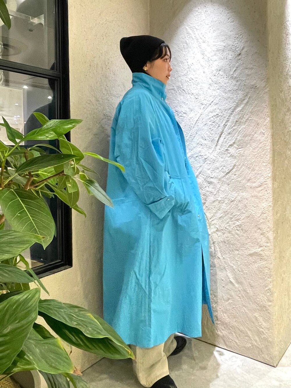 ホワイト系のシャツ/ブラウス、ブラック系のブーツ、その他のデニムパンツを着用したレディースの冬コーディネートの7枚目の写真