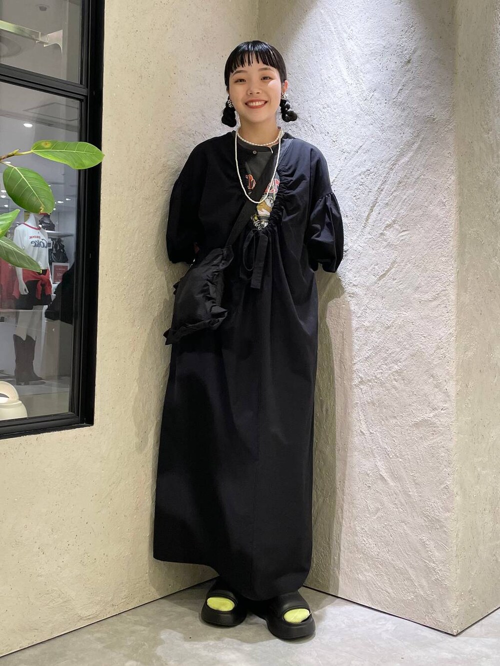 ブラック系のサンダル、ブラック系のワンピース、ブラック系のショルダーバッグを着用したレディースの夏コーディネートの2枚目の写真