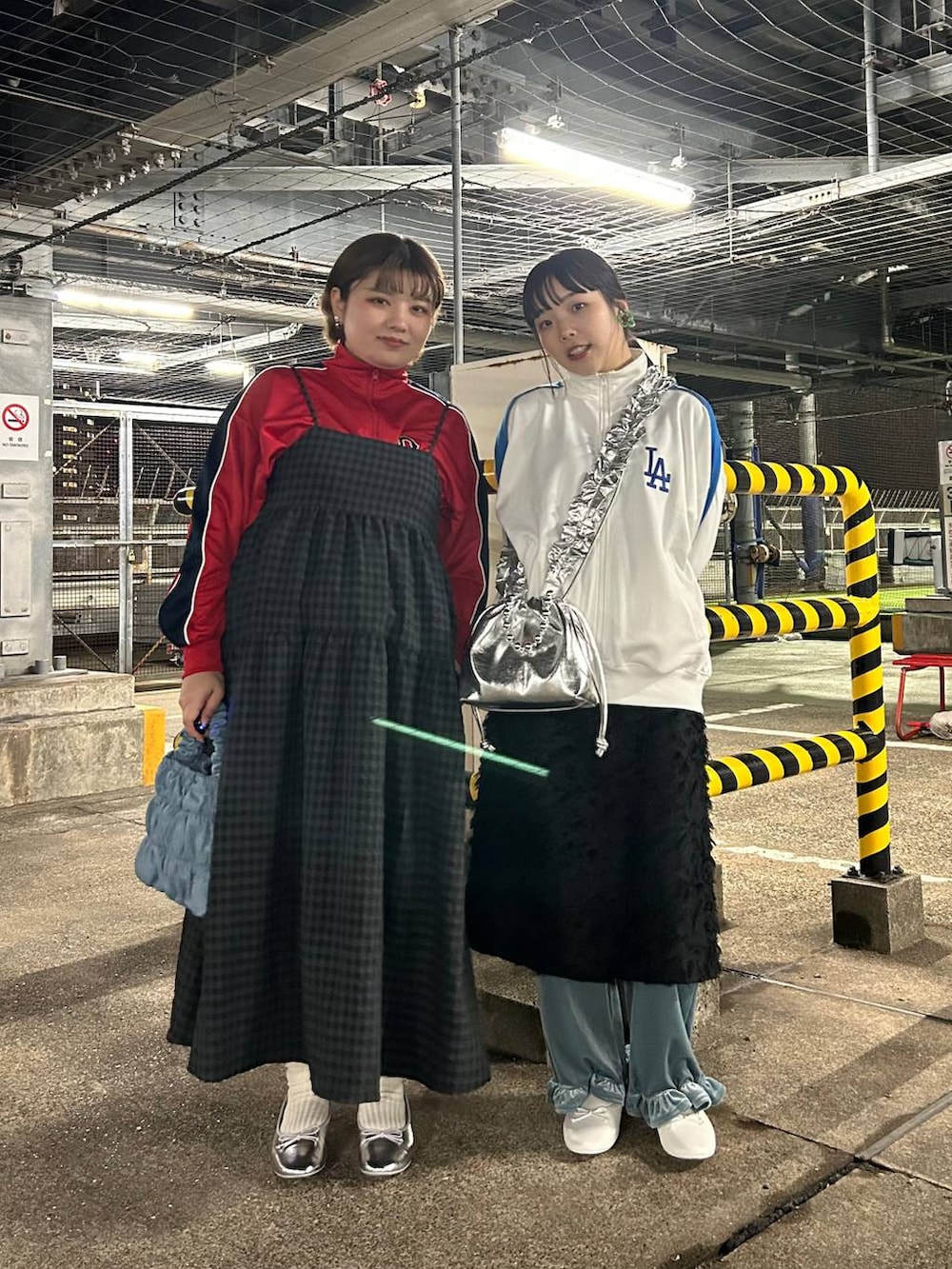 ブラック系のワンピース、ブルー系のその他パンツ、シルバー系のショルダーバッグを着用したレディースの冬コーディネートの2枚目の写真