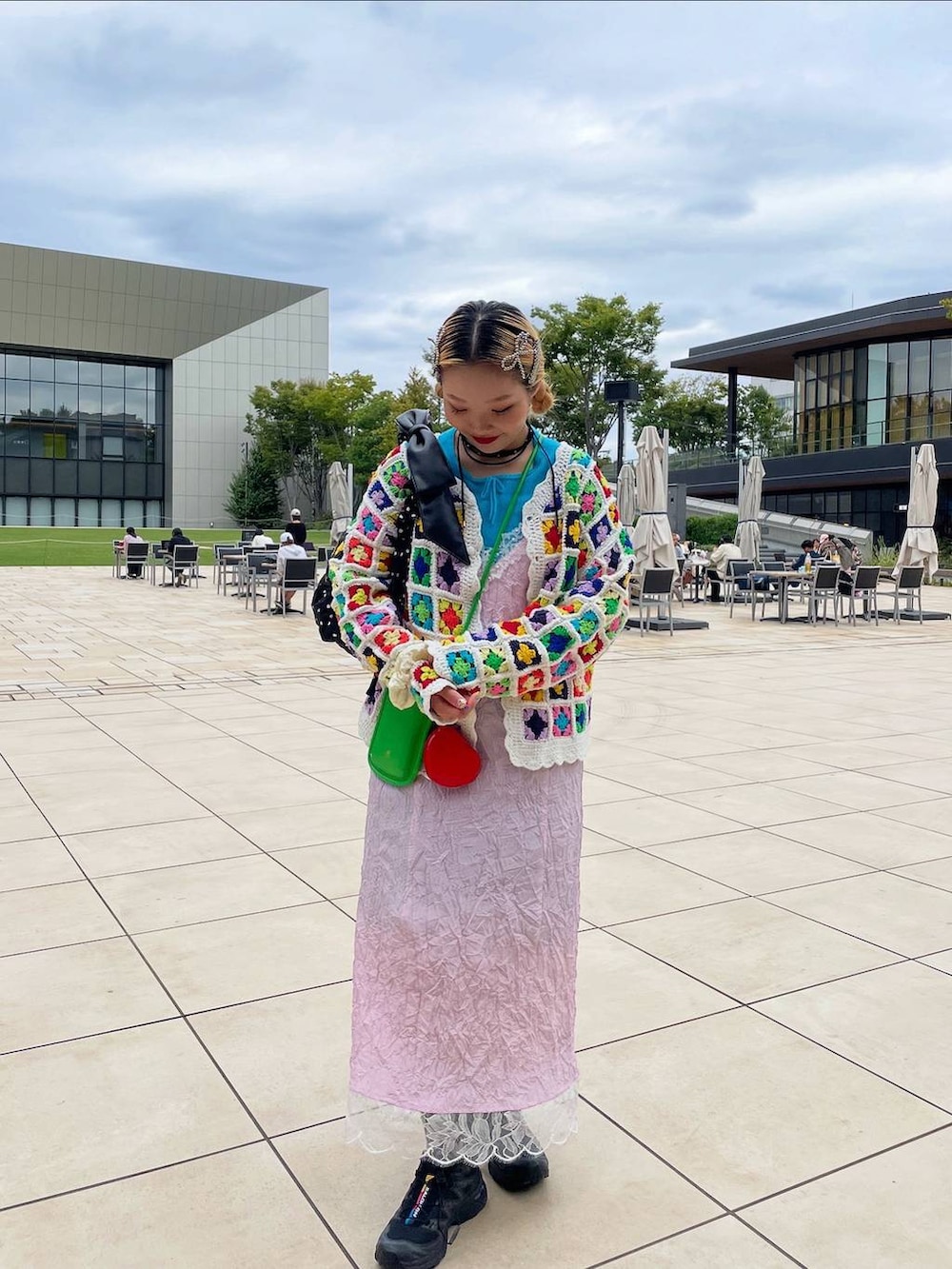 ブラック系のショルダーバッグ、グレー系のヘアピン、ブラック系のネックレスを着用したレディースの秋コーディネートの3枚目の写真