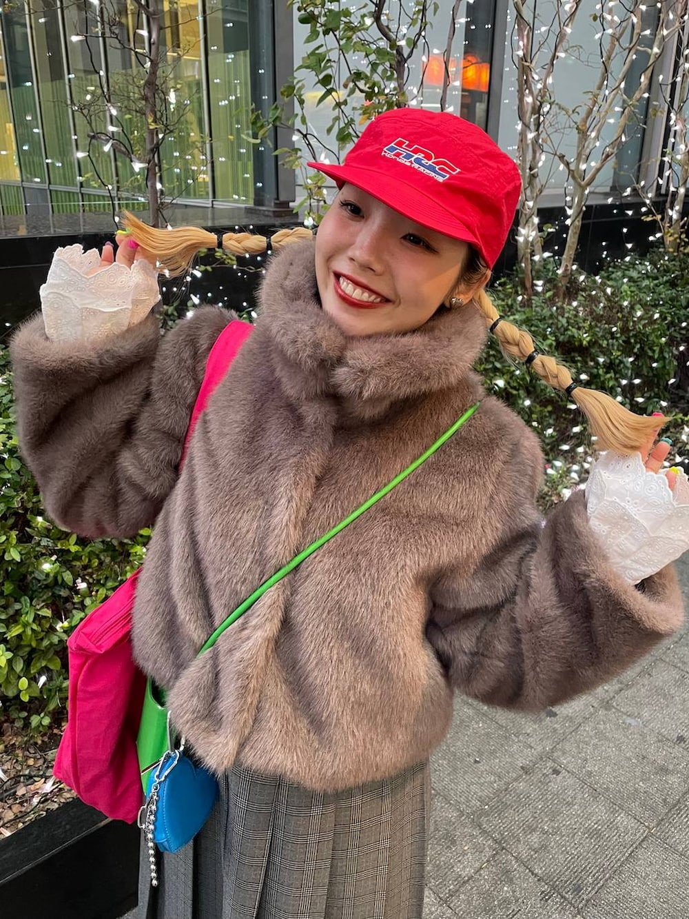 グレー系のスカート、ホワイト系のTシャツ/カットソー、ベージュ系のその他アウターを着用したレディースの秋コーディネートの2枚目の写真