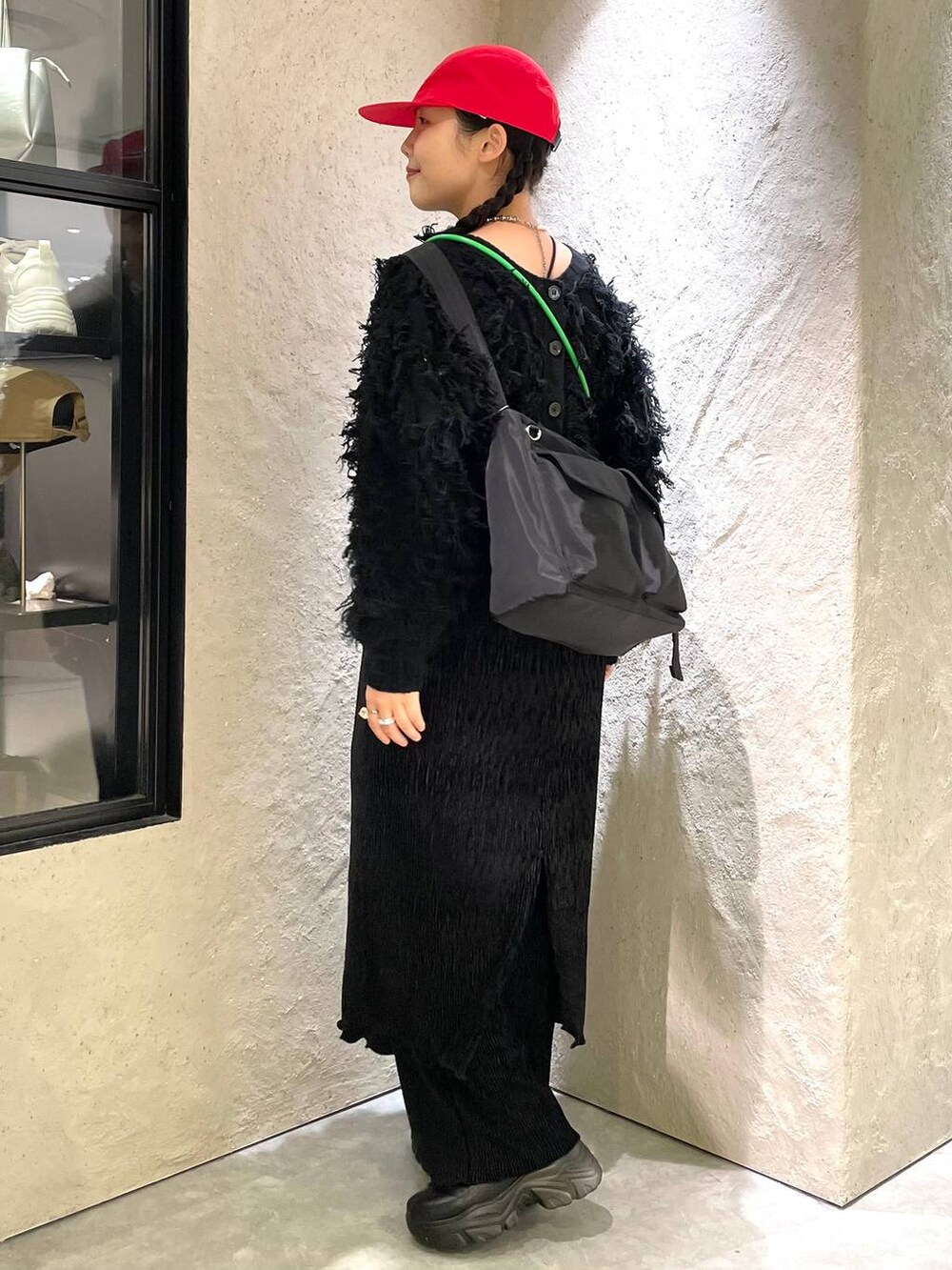 「個性派、ヴィンテージ、カジュアル、春コーデ、着痩せ、差し色コーデ、高見え、ラフ、ミリタリー、LOWRYS FARM、着痩せ・細見え、コート、アウター、冬コーデ、冬アウター」|「LOWRYS FARMのウールライクスタンドコート 116473(ステンカラーコート、ブラック系)」を使った、kureha さん(レディース・158cm)の秋コーディネートの7枚目の写真