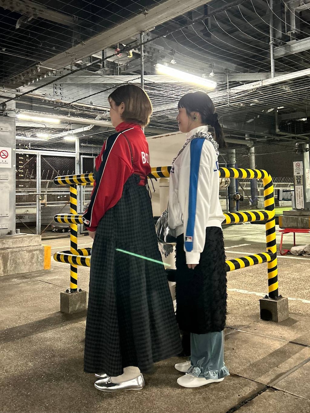 ブラック系のワンピース、ブルー系のその他パンツ、シルバー系のショルダーバッグを着用したレディースの冬コーディネートの3枚目の写真