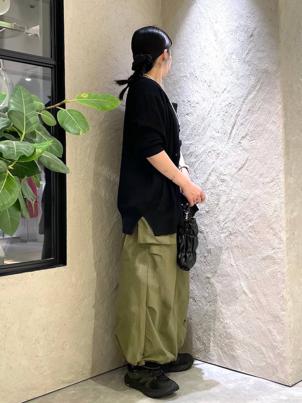 ブラック系のタンクトップ、ブラック系のカーディガン/ボレロ、ブラック系のショルダーバッグを着用したレディースの夏コーディネートの4枚目の写真