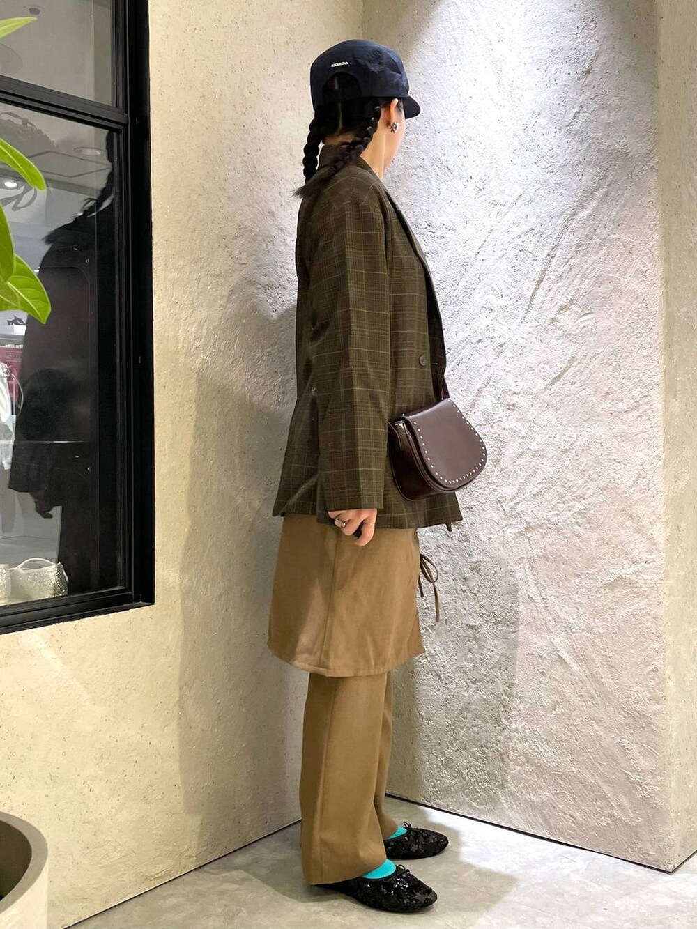 その他のテーラードジャケット、ブラウン系のショルダーバッグ、ブラウン系のその他パンツを着用したレディースの秋コーディネートの5枚目の写真