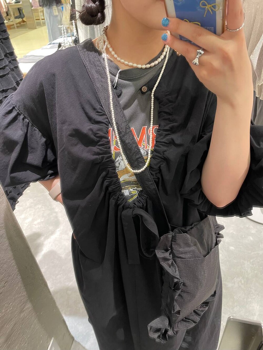 ブラック系のサンダル、ブラック系のワンピース、ブラック系のショルダーバッグを着用したレディースの夏コーディネートの7枚目の写真