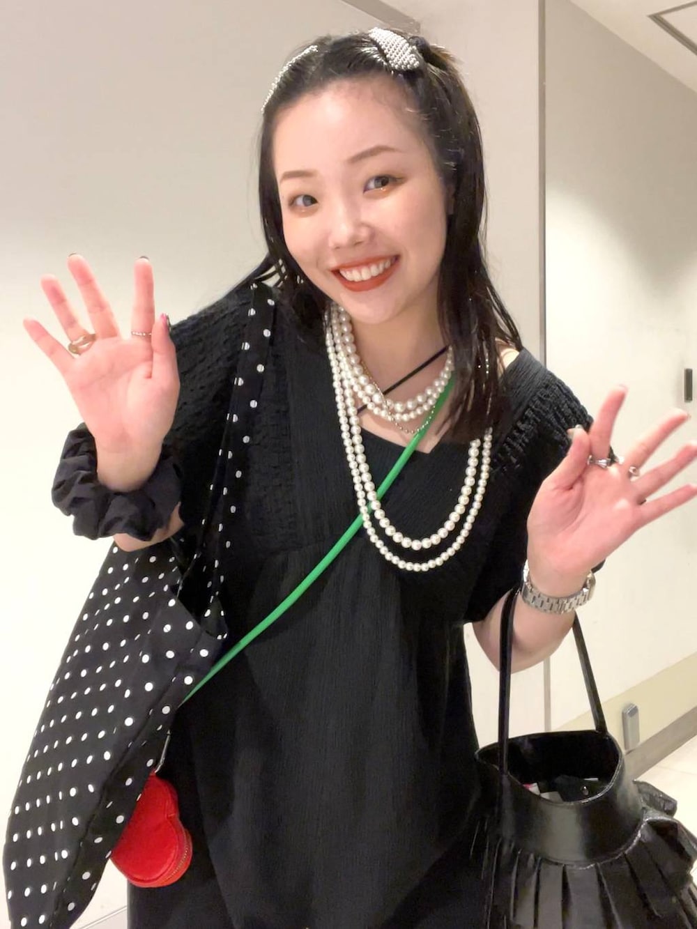 その他のトートバッグ、ブラック系のキャミソール、ブラック系のサロペット/オーバーオールを着用したレディースの夏コーディネートの6枚目の写真