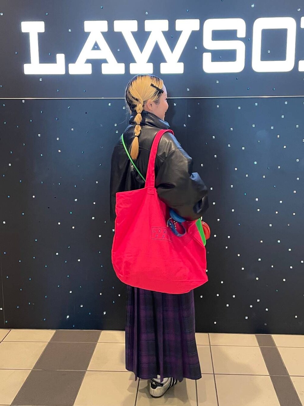 パープル系のスカート、ブラック系のブルゾン、シルバー系のリングを着用したレディースの秋コーディネートの5枚目の写真