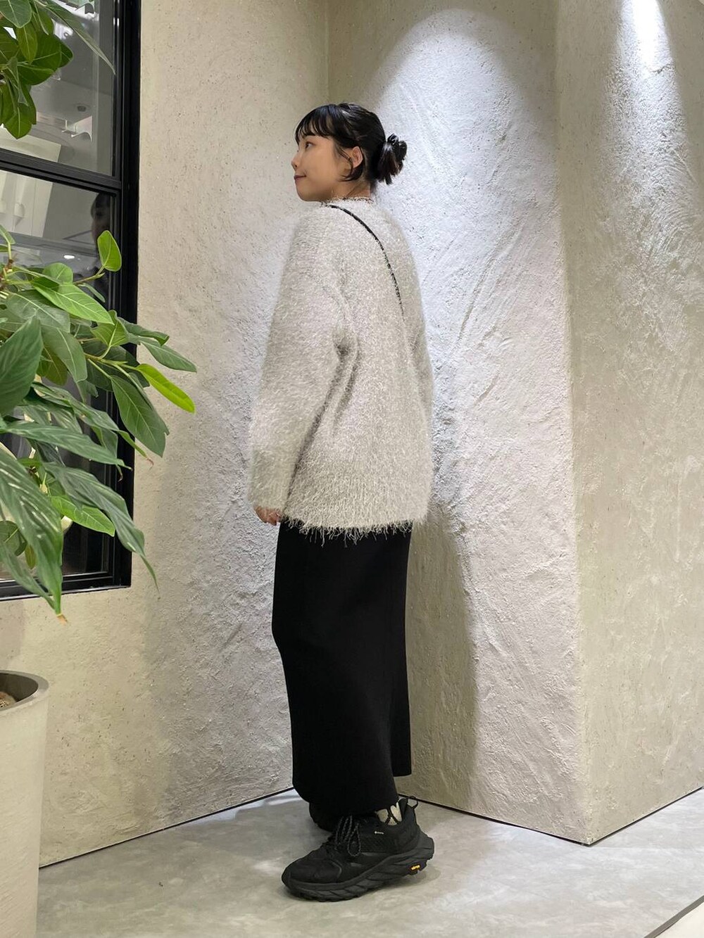 ブラック系のショルダーバッグ、グレー系のカーディガン/ボレロ、グレー系のTシャツ/カットソーを着用したレディースの秋コーディネートの3枚目の写真