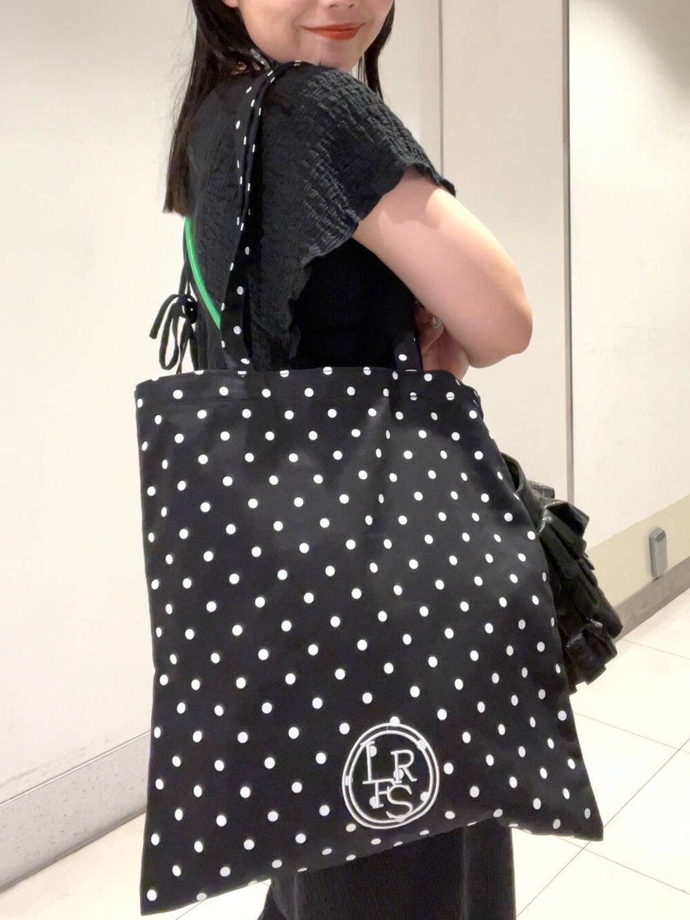 その他のトートバッグ、ブラック系のキャミソール、ブラック系のサロペット/オーバーオールを着用したレディースの夏コーディネートの5枚目の写真