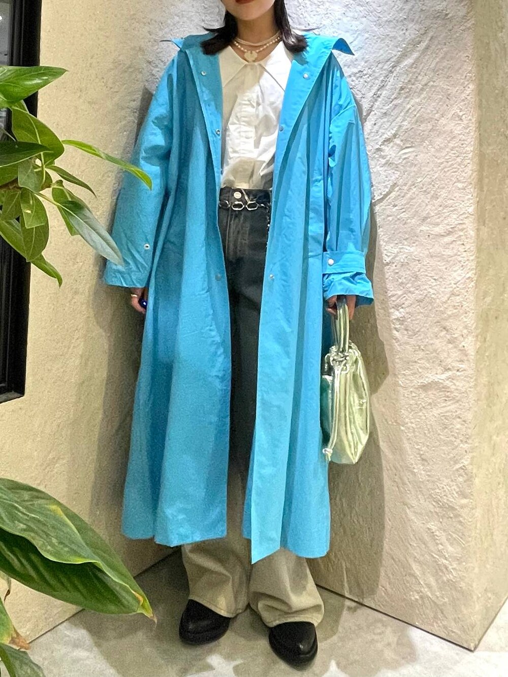 ホワイト系のシャツ/ブラウス、ブラック系のブーツ、その他のデニムパンツを着用したレディースの冬コーディネートの8枚目の写真