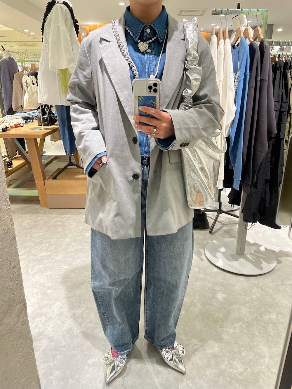 「個性派、着痩せ・細見え、春コーデ、春アウター、ローリーズスタイル_LOWRYS FARM、大人女子カジュアル_LOWRYS FARM、ジャケット、デニムパンツ、デニムジャケット、フラットシューズ、パンプス、ヴィンテージ、カジュアル、冬コーデ、着痩せ」｜「LOWRYS FARMのシャーリング2WAYBAG 100159（トートバッグ、グレー系）」を使った、kureha さん（レディース・158cm）の春コーディネートの2枚目の写真